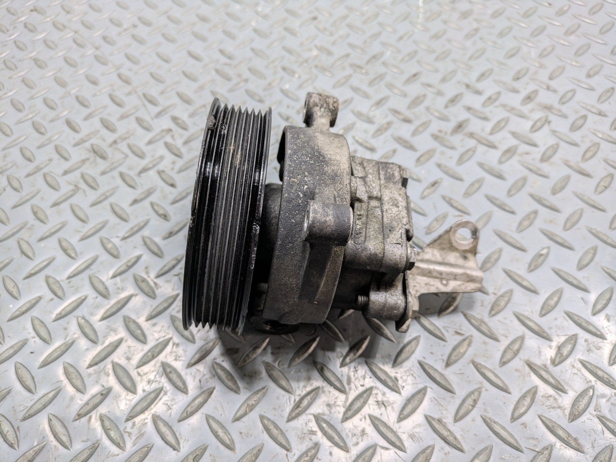 2008 - 2010 OEM PORSCHE CAYENNE POWER STEERING PUMP MOTOR ASSEMBLY