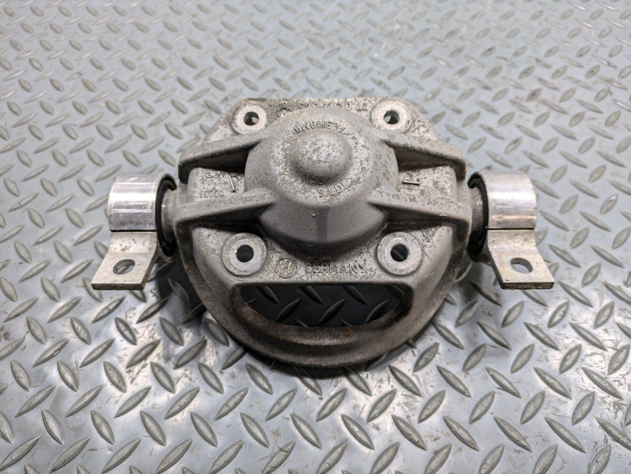 2008 - 2010 OEM PORSCHE CAYENNE REAR LEFT DRIVER SIDE UPPER SHOCK MOUNT
