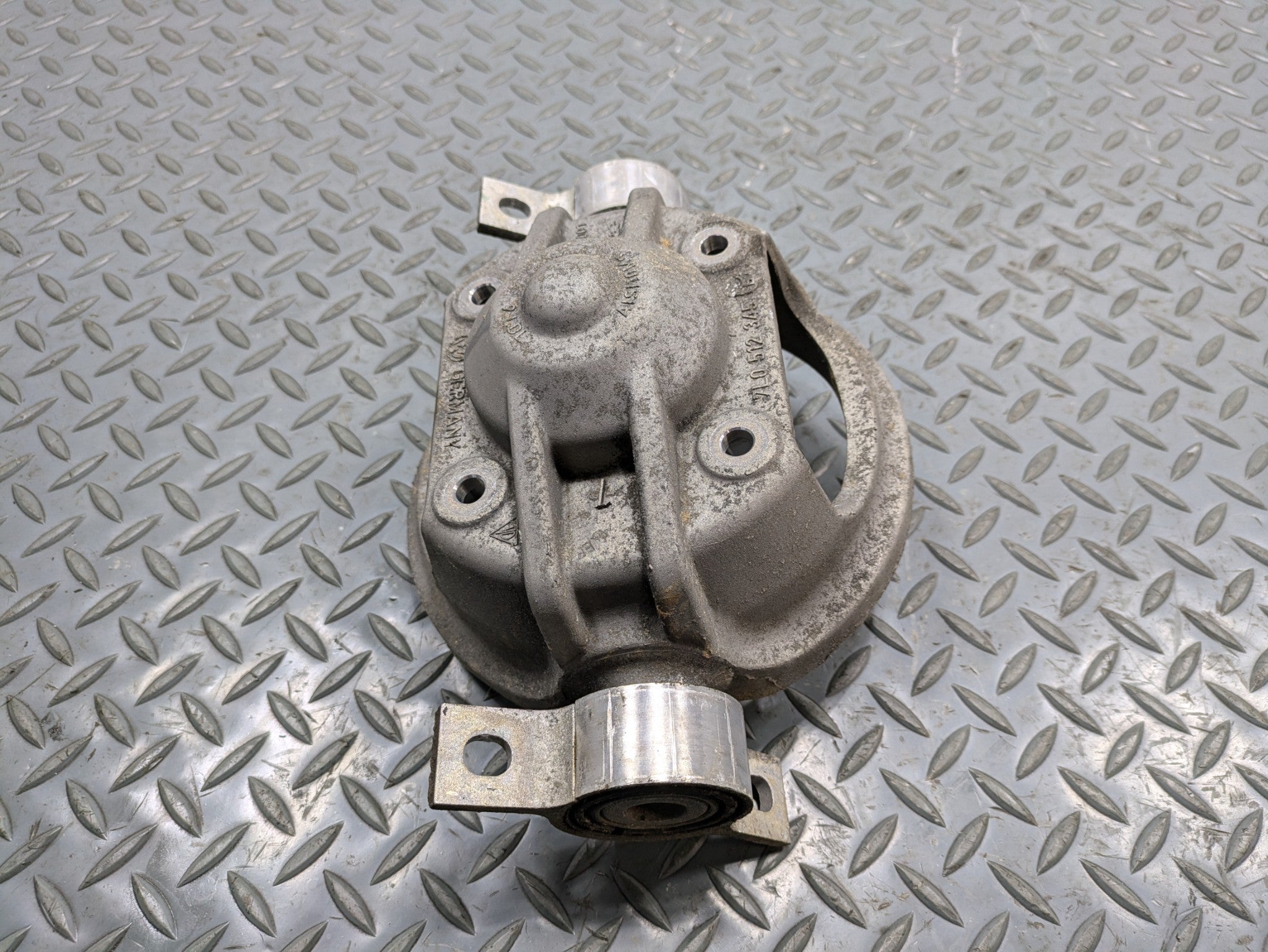 2008 - 2010 OEM PORSCHE CAYENNE REAR LEFT DRIVER SIDE UPPER SHOCK MOUNT