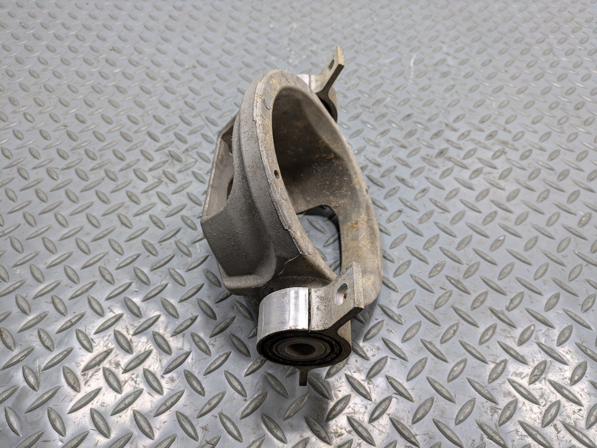 2008 - 2010 OEM PORSCHE CAYENNE REAR LEFT DRIVER SIDE UPPER SHOCK MOUNT