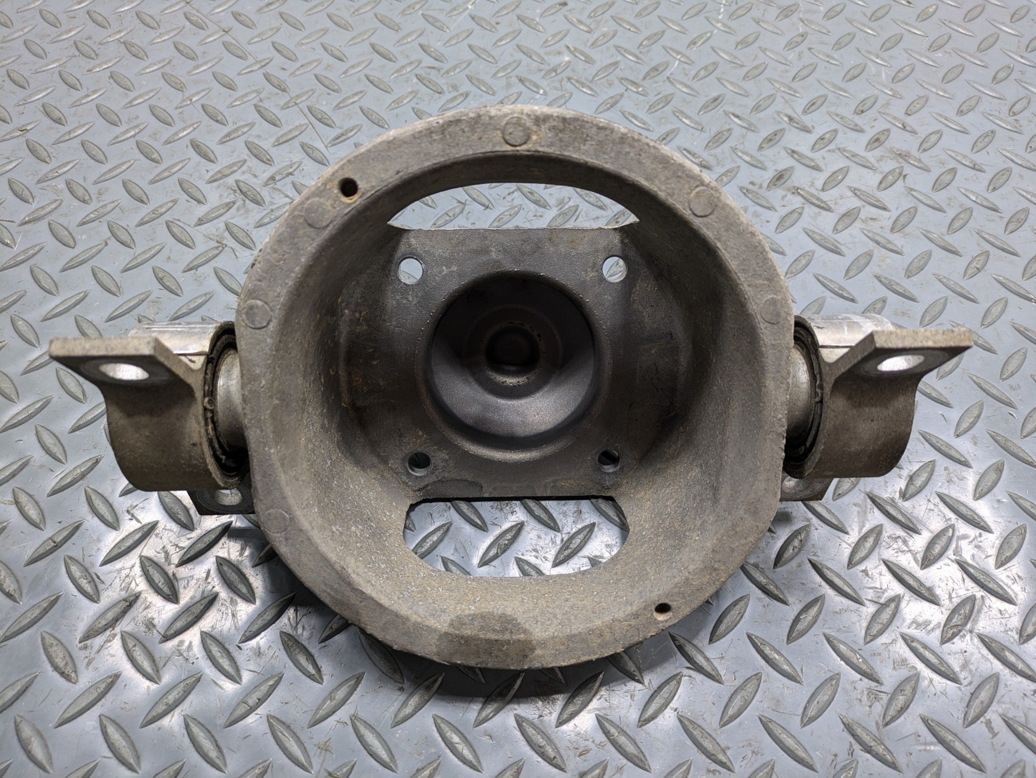 2008 - 2010 OEM PORSCHE CAYENNE REAR RIGHT PASSENGER SIDE UPPER SHOCK MOUNT