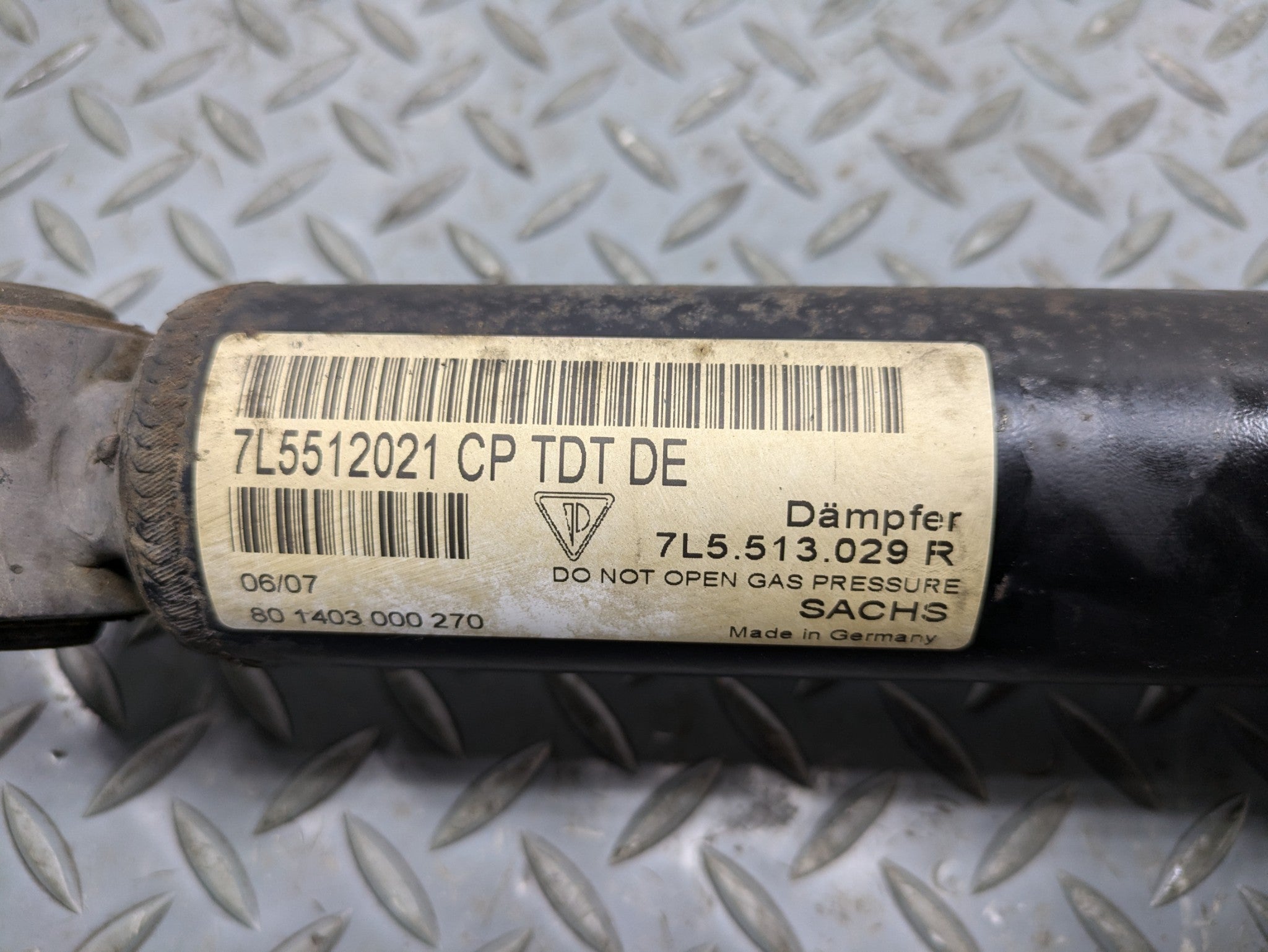 08 - 10 OEM PORSCHE CAYENNE REAR RIGHT PASSENGER SIDE SUSPENSION STRUT ASSEMBLY