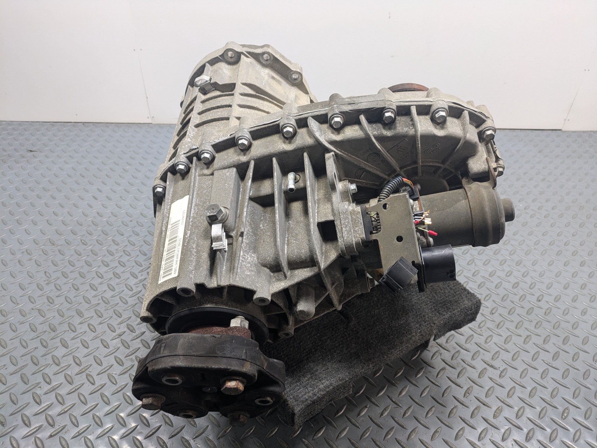 2008 - 2010 OEM PORSCHE CAYENNE 4.8L AT TRANSFER CASE BOX ASSEMBLY