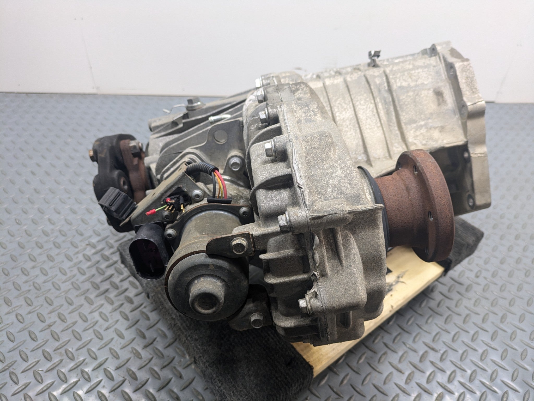 2008 - 2010 OEM PORSCHE CAYENNE 4.8L AT TRANSFER CASE BOX ASSEMBLY