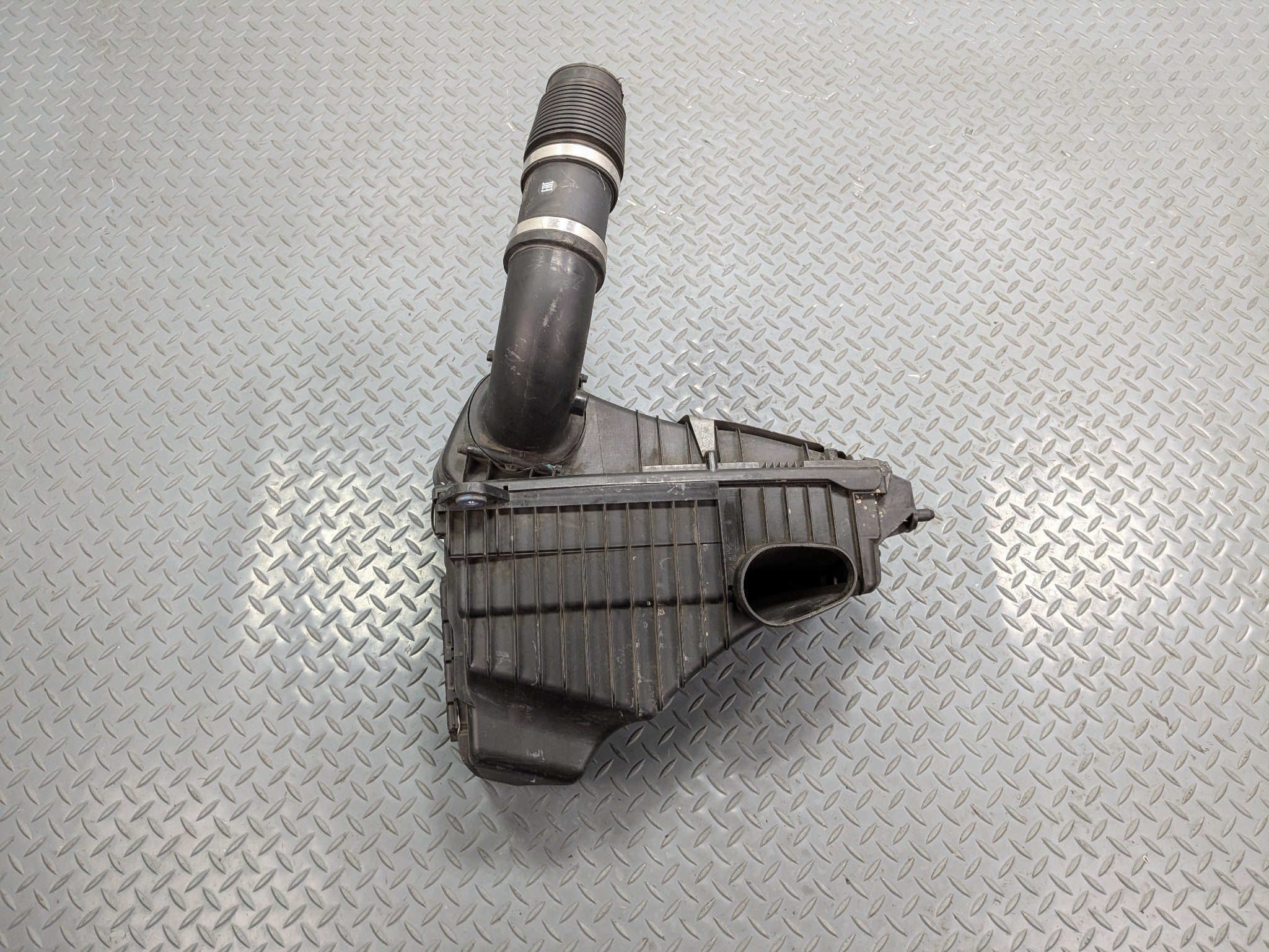 2008 - 2010 OEM PORSCHE CAYENNE RIGHT SIDE AIR FILTER BOX HOUSING