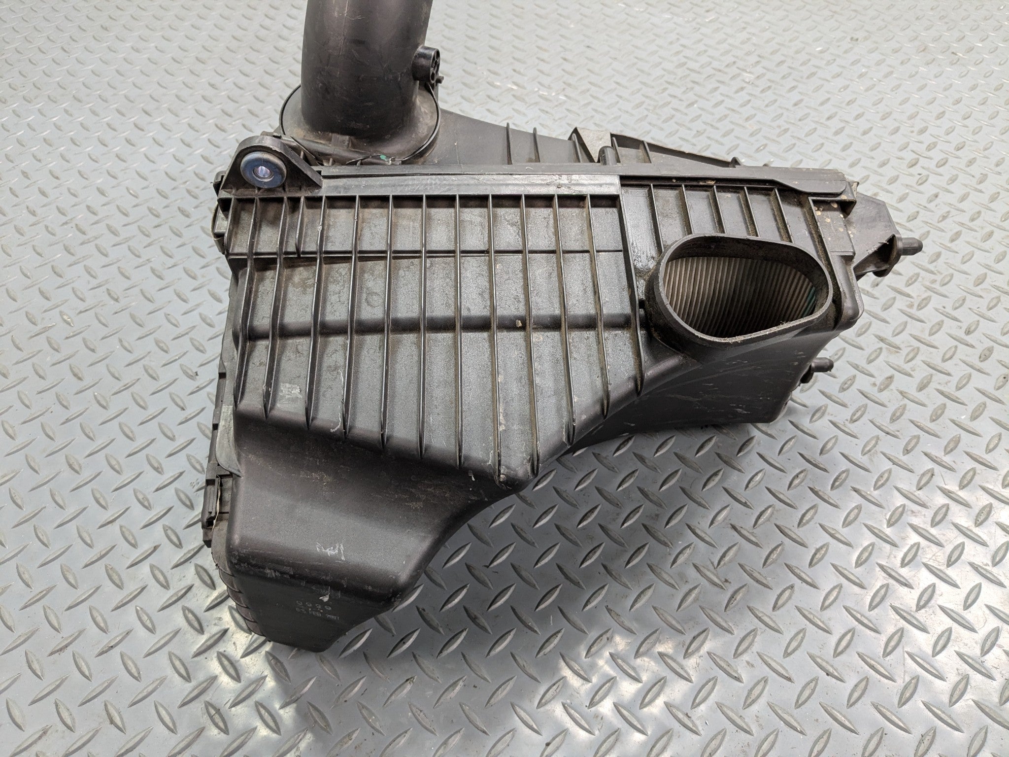2008 - 2010 OEM PORSCHE CAYENNE RIGHT SIDE AIR FILTER BOX HOUSING