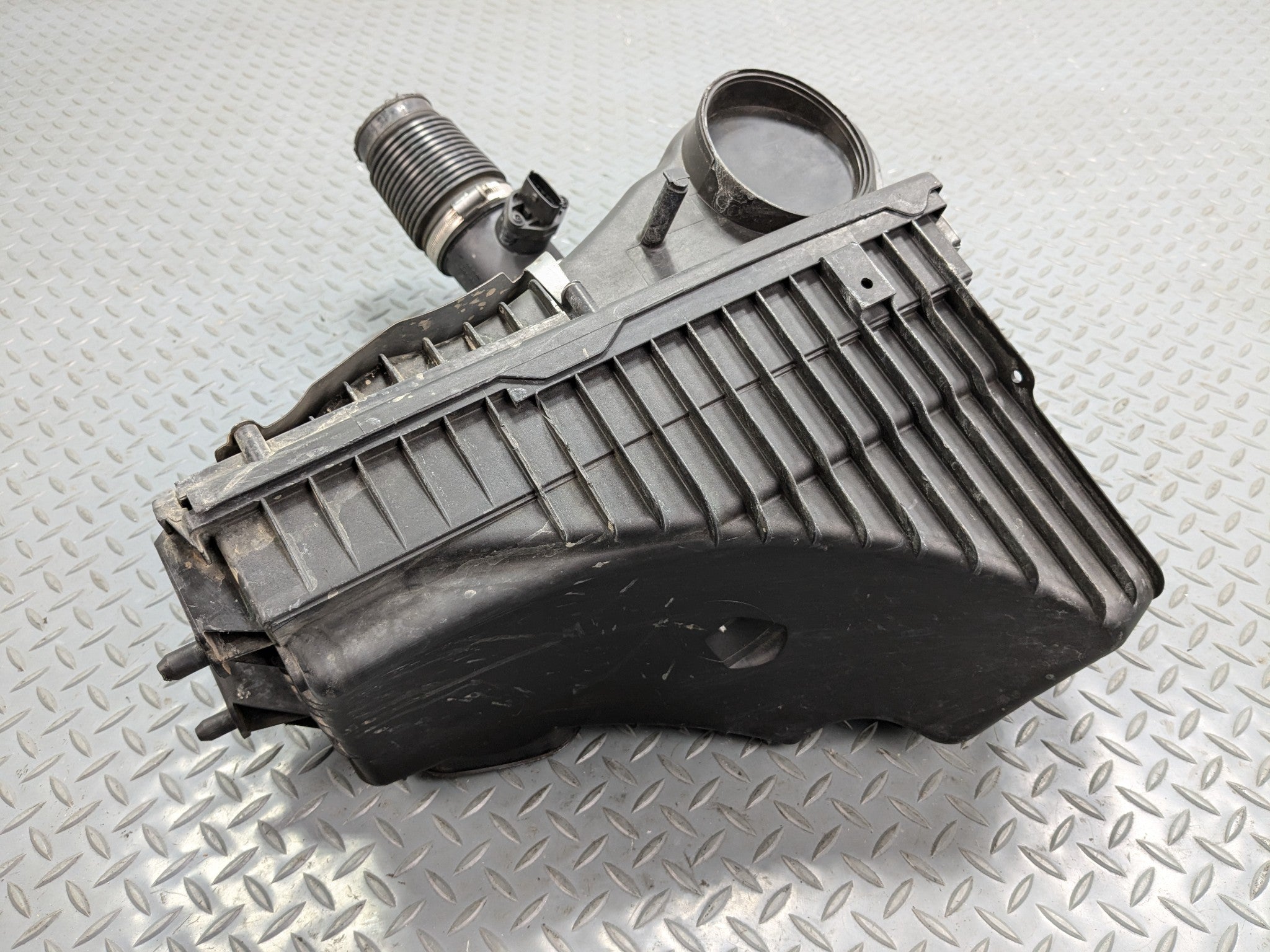 2008 - 2010 OEM PORSCHE CAYENNE RIGHT SIDE AIR FILTER BOX HOUSING