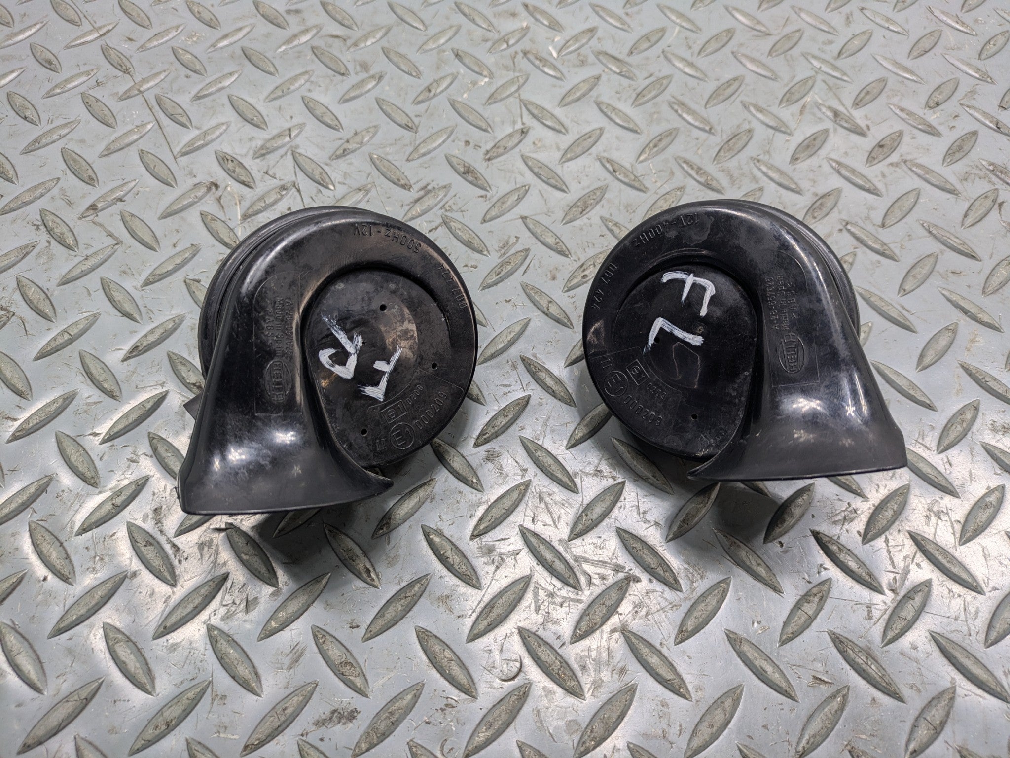 2008 - 2010 OEM PORSCHE CAYENNE HIGH LOW SIGNAL ALARM SIREN HORN PAIR ASSEMBLY