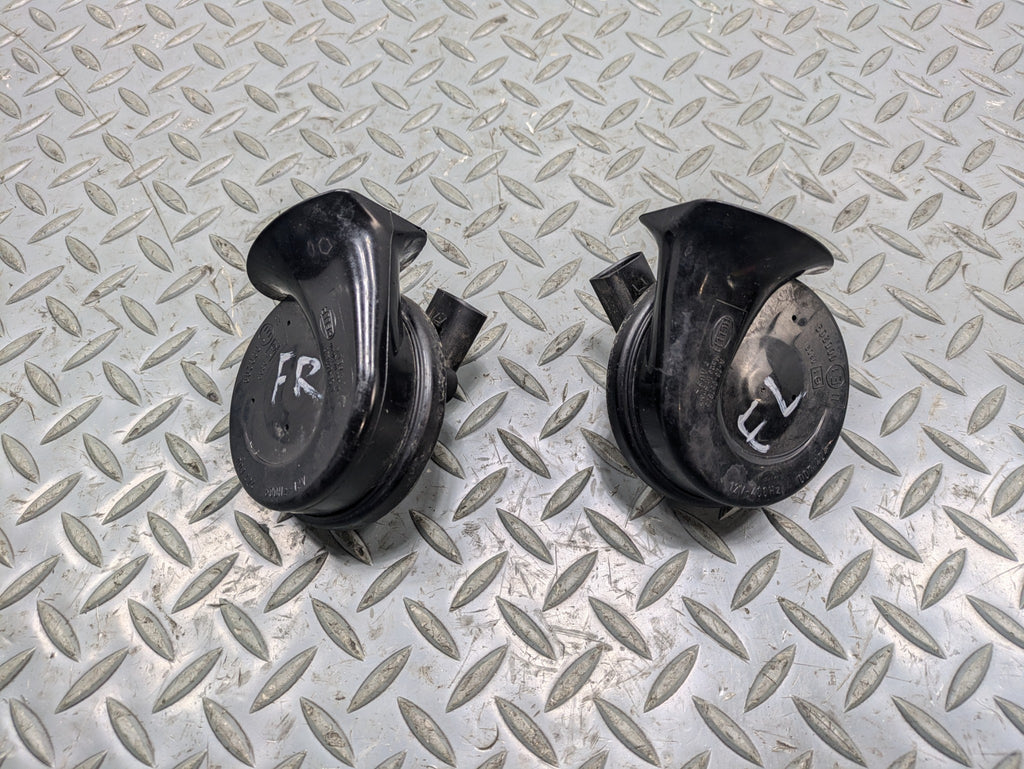 2008 - 2010 OEM PORSCHE CAYENNE HIGH LOW SIGNAL ALARM SIREN HORN PAIR ASSEMBLY