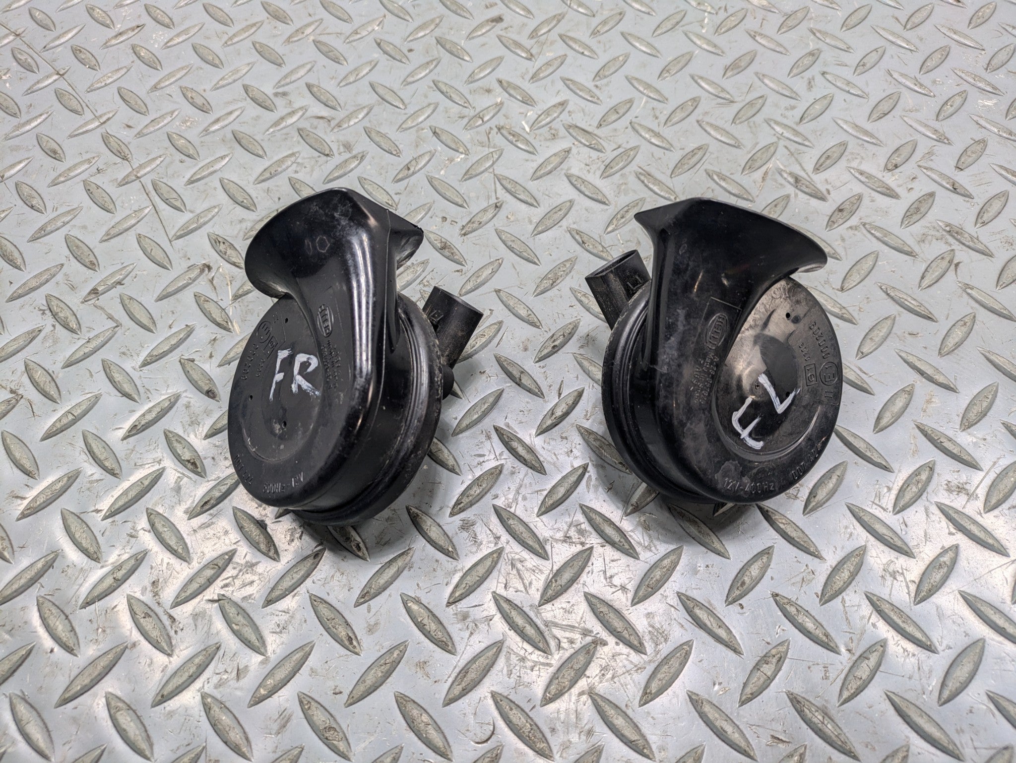 2008 - 2010 OEM PORSCHE CAYENNE HIGH LOW SIGNAL ALARM SIREN HORN PAIR ASSEMBLY