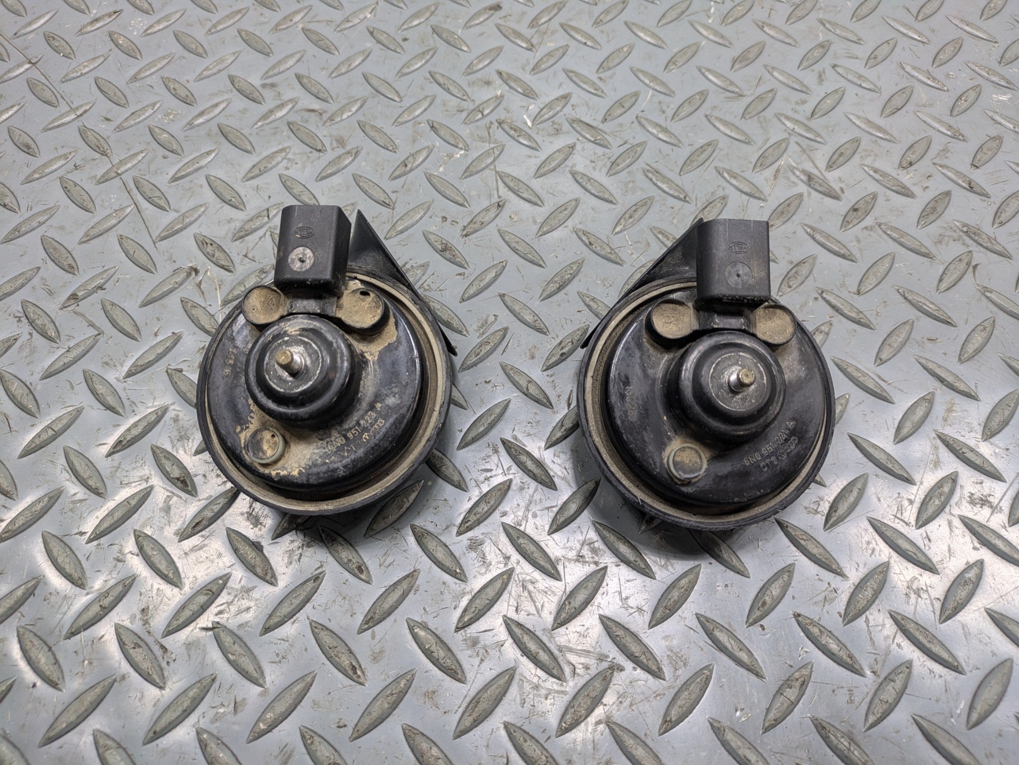 2008 - 2010 OEM PORSCHE CAYENNE HIGH LOW SIGNAL ALARM SIREN HORN PAIR ASSEMBLY