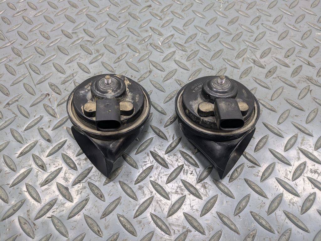 2008 - 2010 OEM PORSCHE CAYENNE HIGH LOW SIGNAL ALARM SIREN HORN PAIR ASSEMBLY