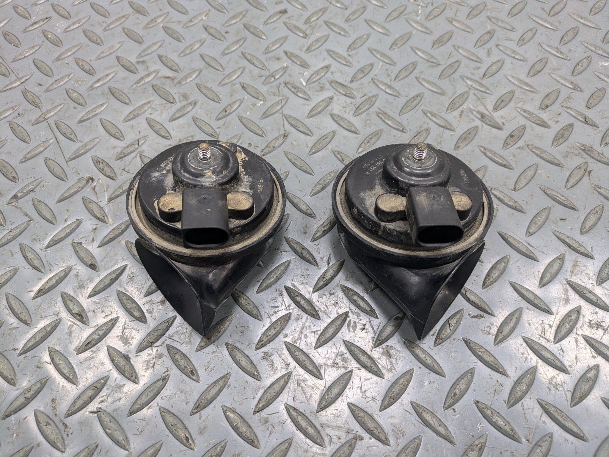 2008 - 2010 OEM PORSCHE CAYENNE HIGH LOW SIGNAL ALARM SIREN HORN PAIR ASSEMBLY