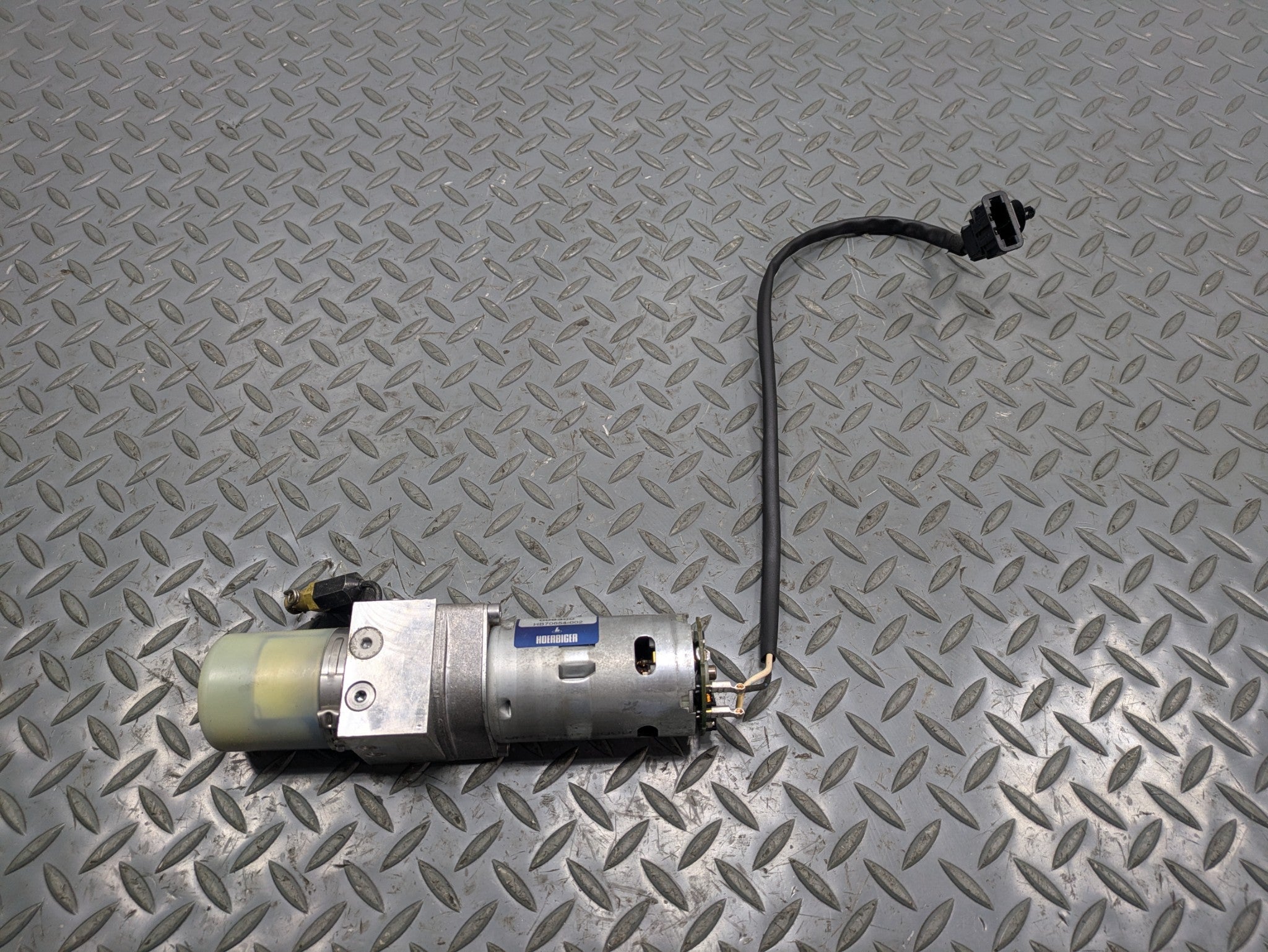 2008 - 2010 OEM PORSCHE CAYENNE REAR TRUNK TAILGATE HYDRAULIC PUMP MOTOR