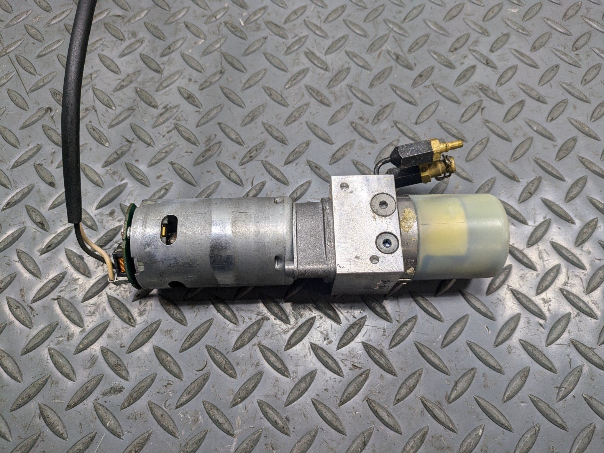 2008 - 2010 OEM PORSCHE CAYENNE REAR TRUNK TAILGATE HYDRAULIC PUMP MOTOR