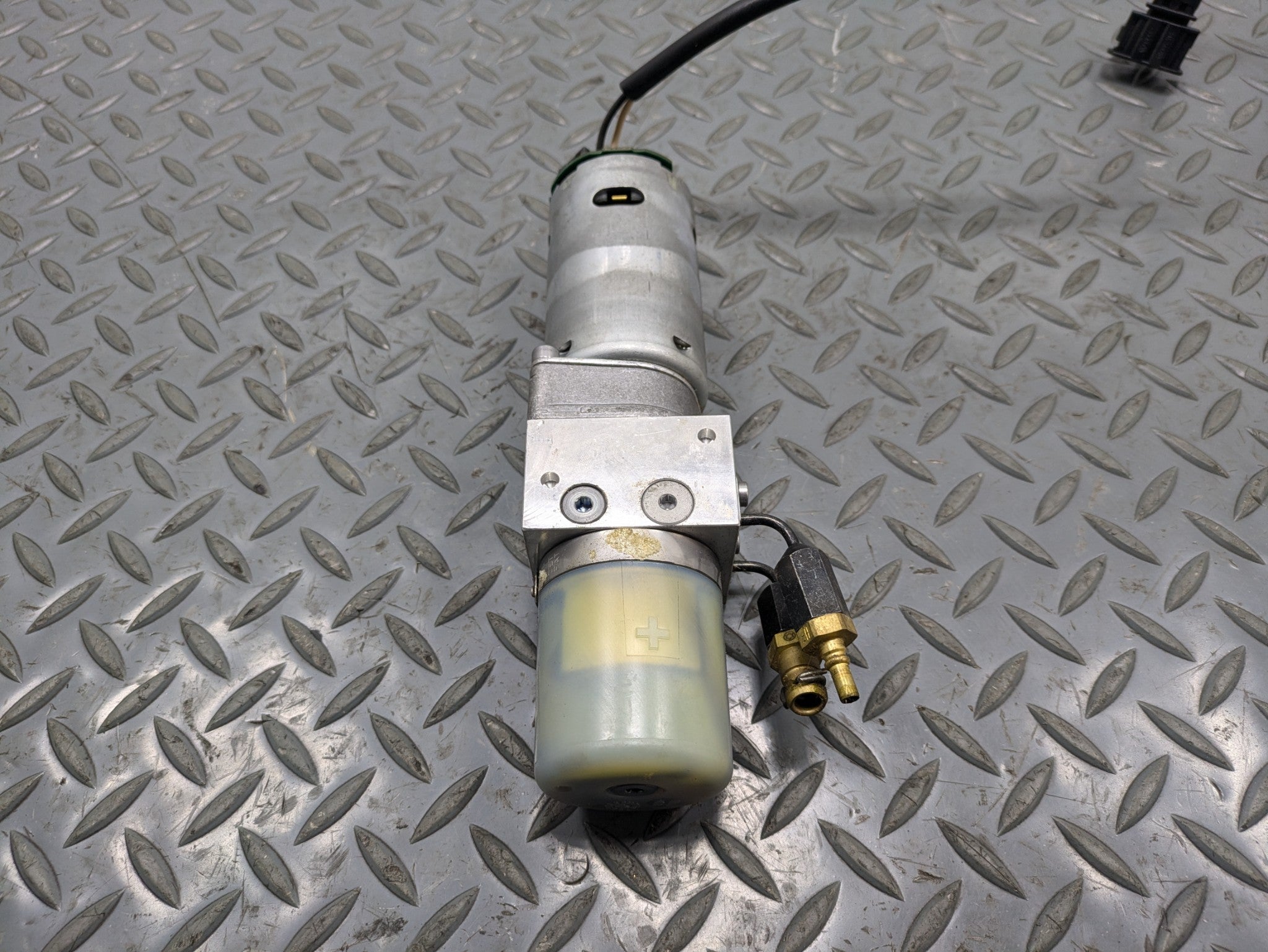 2008 - 2010 OEM PORSCHE CAYENNE REAR TRUNK TAILGATE HYDRAULIC PUMP MOTOR