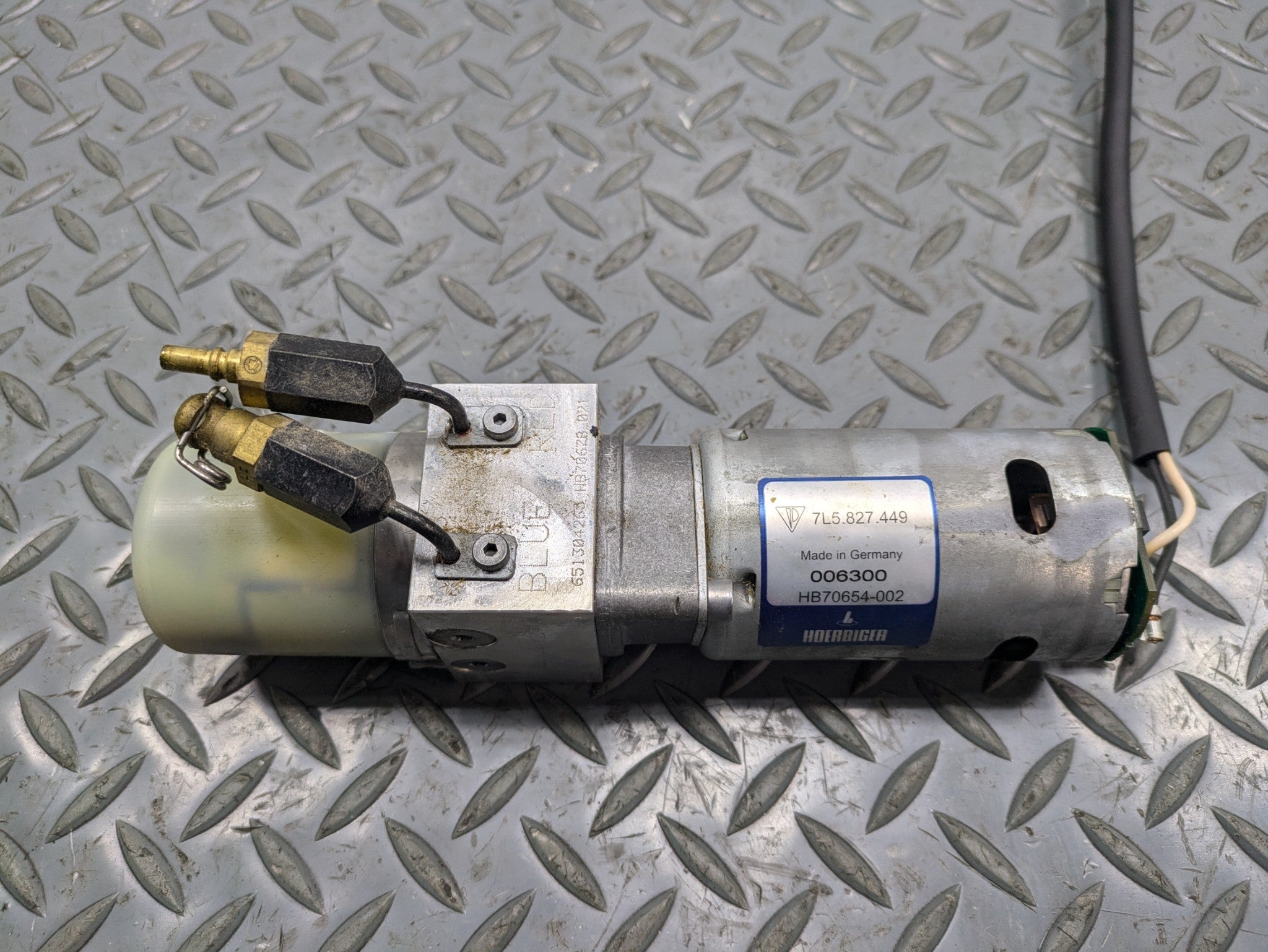 2008 - 2010 OEM PORSCHE CAYENNE REAR TRUNK TAILGATE HYDRAULIC PUMP MOTOR