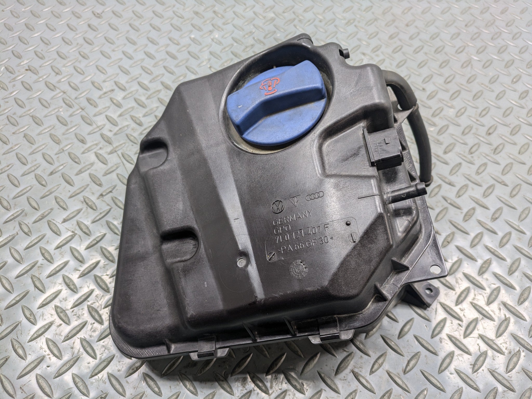 2008 - 2010 OEM PORSCHE CAYENNE ENGINE COOLANT RECOVERY BOTTLE TANK WITH CAP