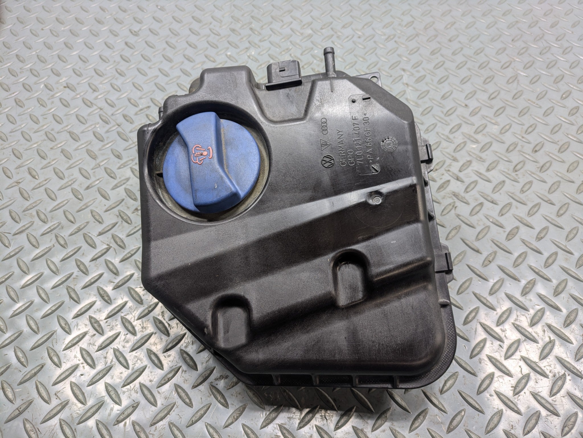 2008 - 2010 OEM PORSCHE CAYENNE ENGINE COOLANT RECOVERY BOTTLE TANK WITH CAP