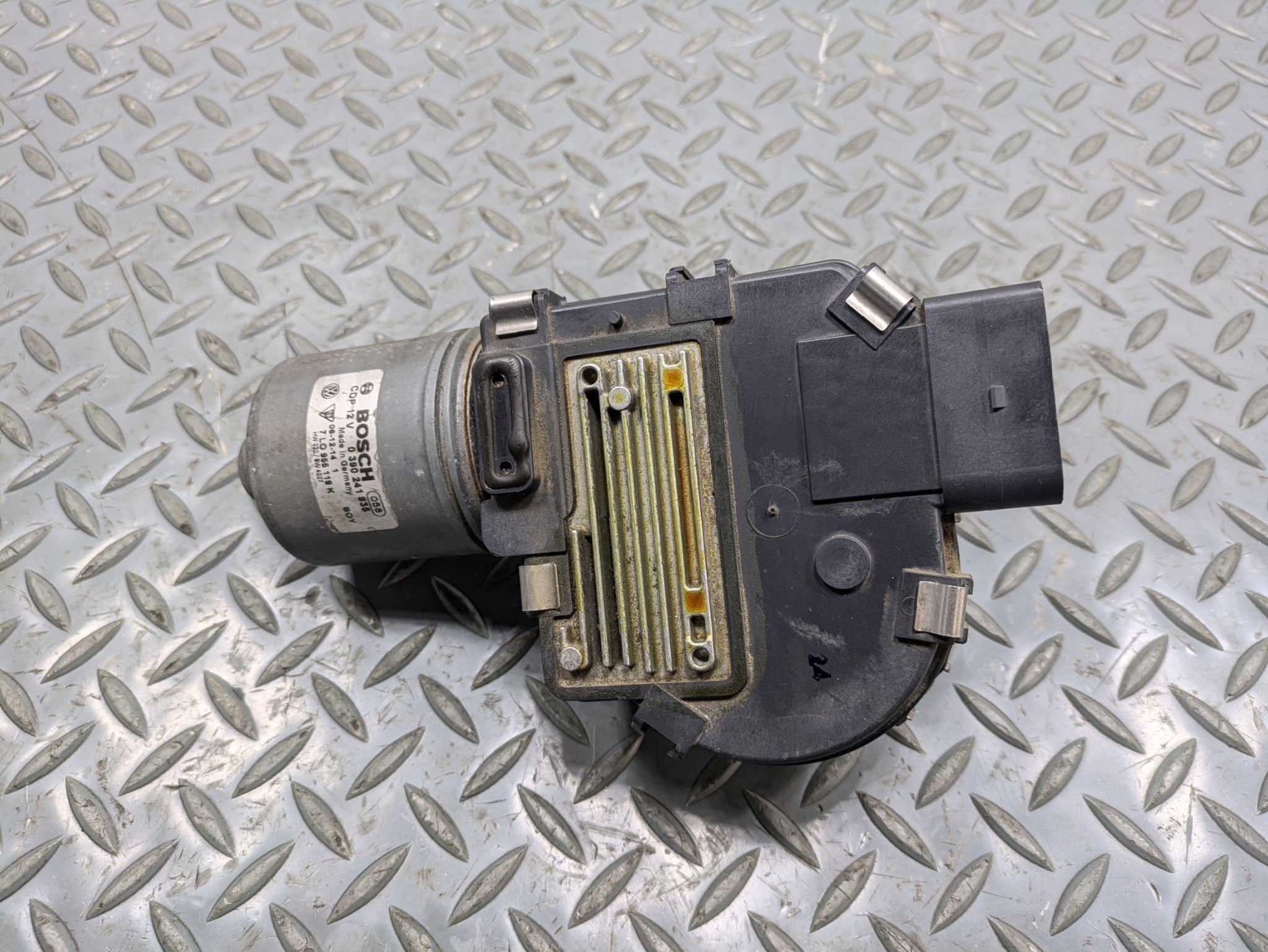 2008 - 2010 OEM PORSCHE CAYENNE FRONT WINDSHIELD WIPER MOTOR ASSEMBLY