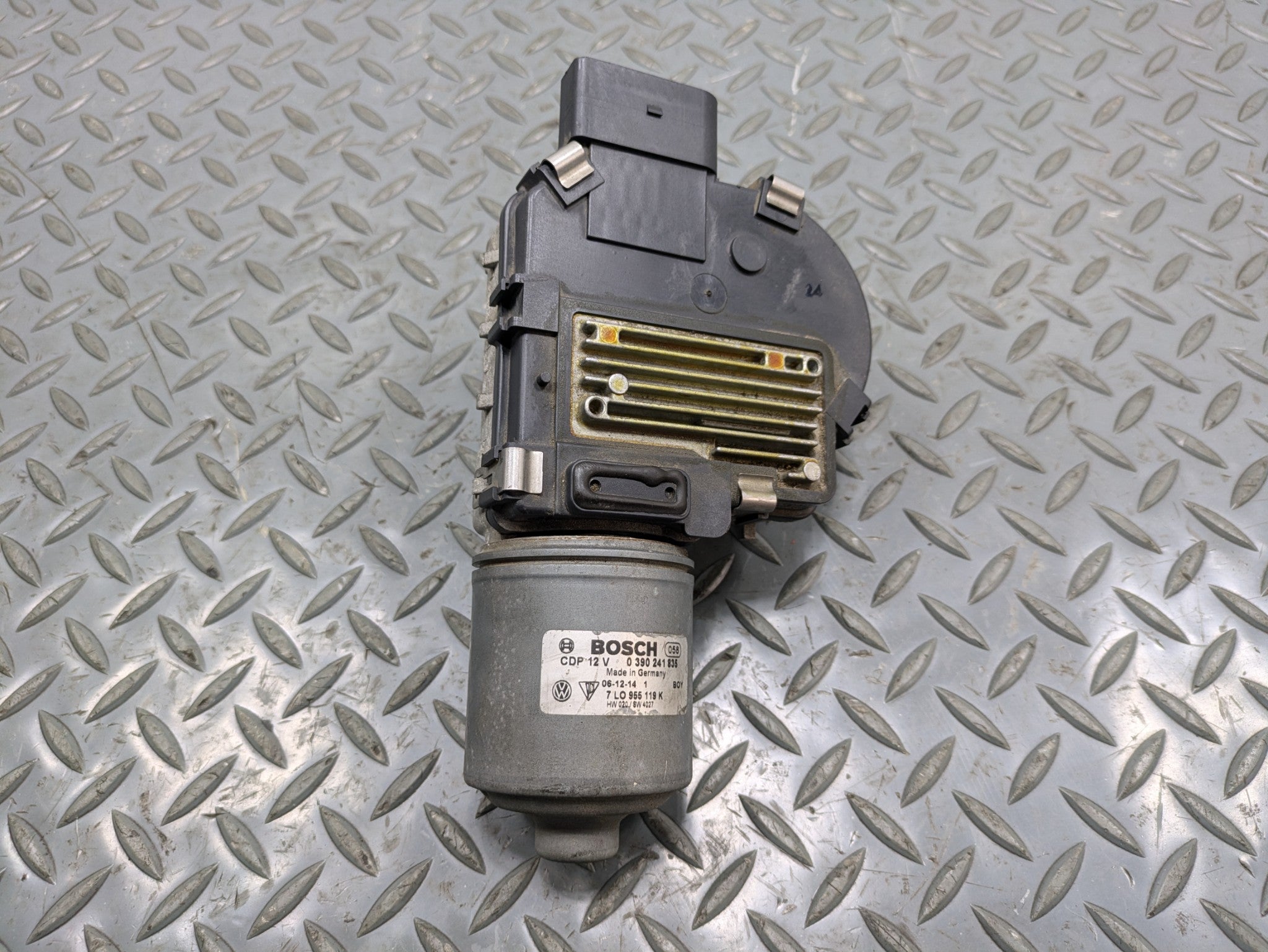 2008 - 2010 OEM PORSCHE CAYENNE FRONT WINDSHIELD WIPER MOTOR ASSEMBLY