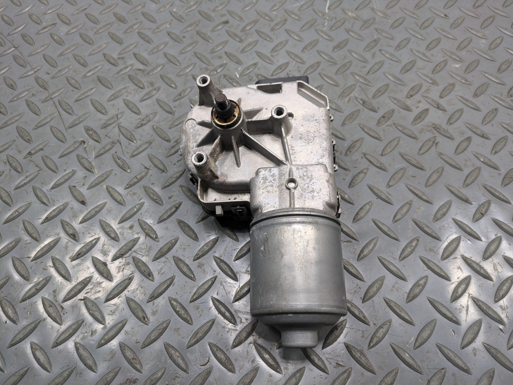 2008 - 2010 OEM PORSCHE CAYENNE FRONT WINDSHIELD WIPER MOTOR ASSEMBLY