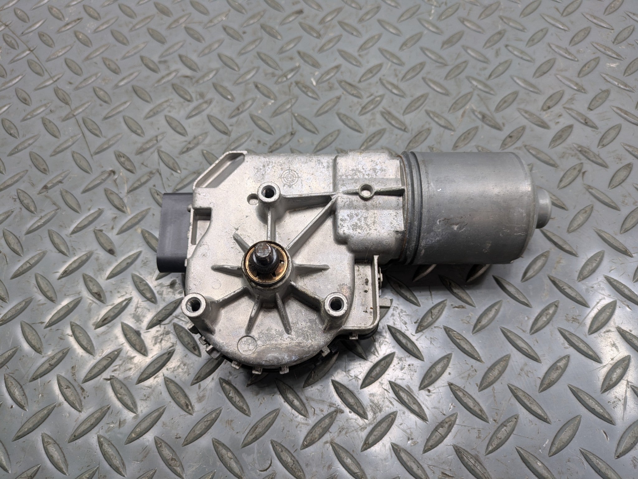 2008 - 2010 OEM PORSCHE CAYENNE FRONT WINDSHIELD WIPER MOTOR ASSEMBLY