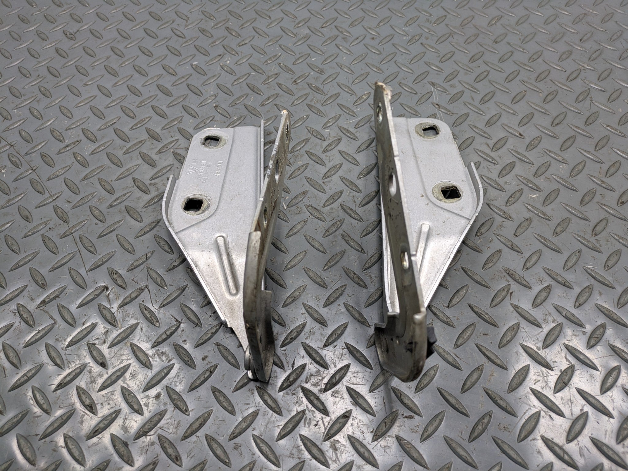 2008 - 2010 OEM PORSCHE CAYENNE FRONT LEFT AND RIGHT SIDE HOOD HINGE SET OF 2