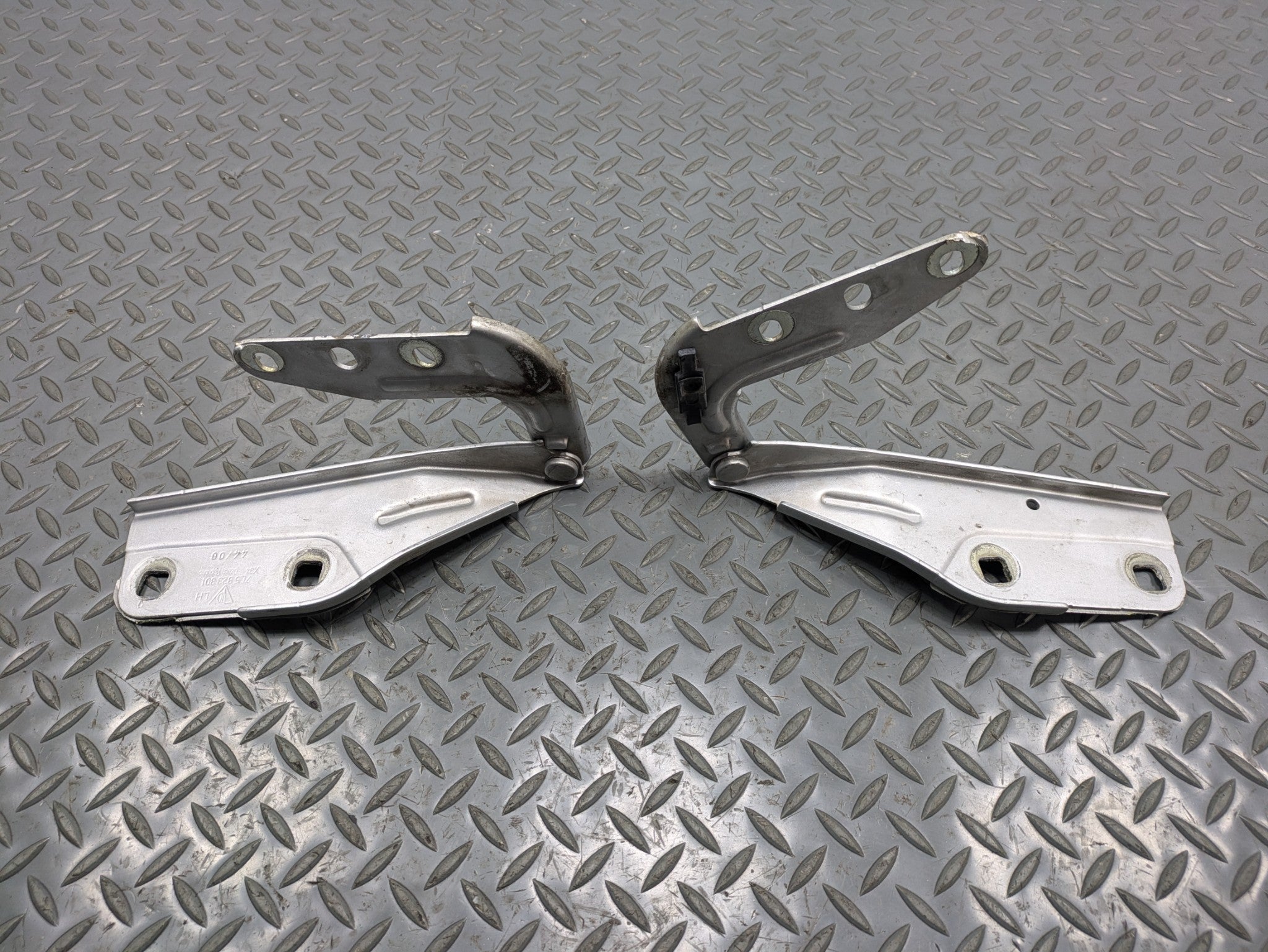 2008 - 2010 OEM PORSCHE CAYENNE FRONT LEFT AND RIGHT SIDE HOOD HINGE SET OF 2