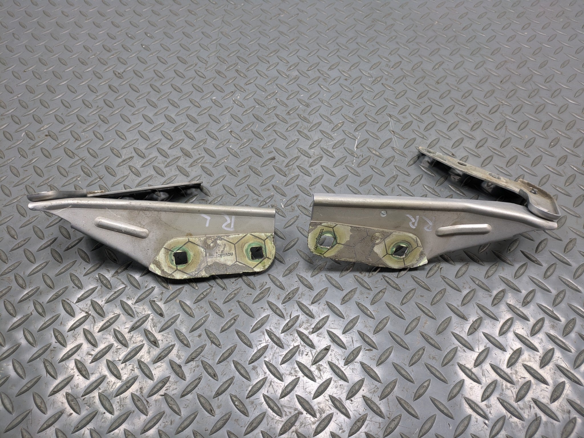 2008 - 2010 OEM PORSCHE CAYENNE FRONT LEFT AND RIGHT SIDE HOOD HINGE SET OF 2