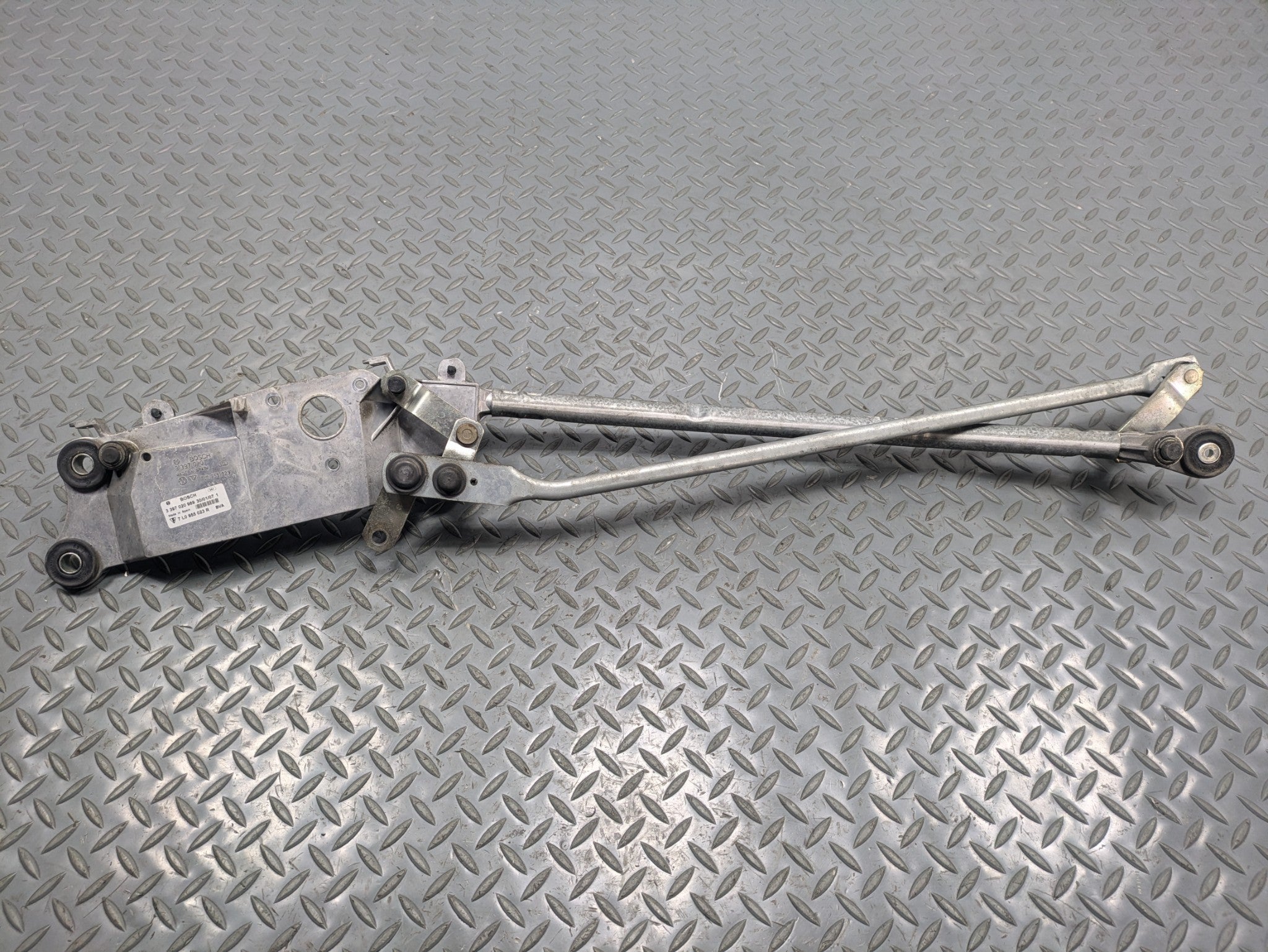 2008 - 2010 OEM PORSCHE CAYENNE FRONT WINDSHIELD WIPER TRANSMISSION LINKAGE