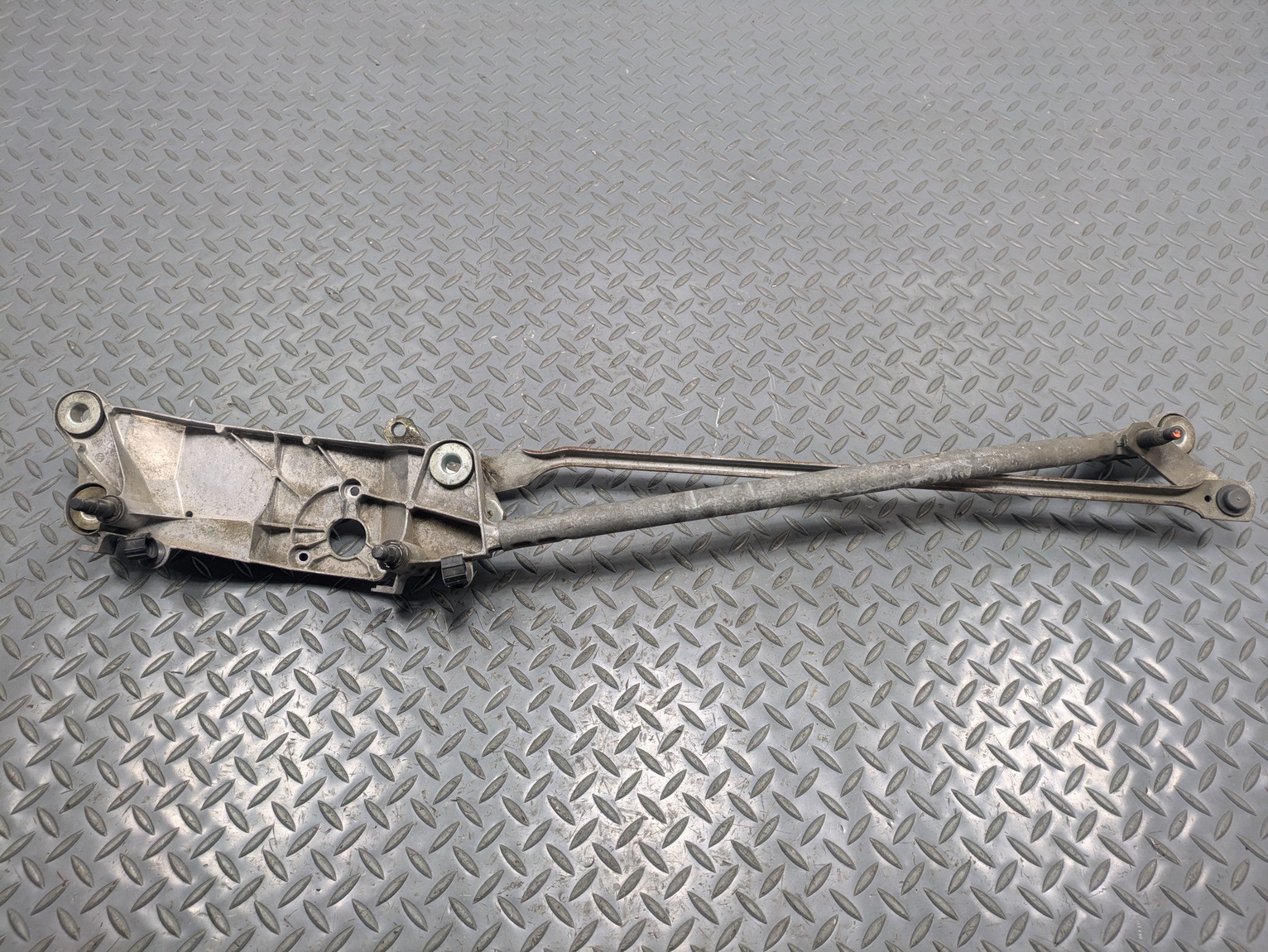 2008 - 2010 OEM PORSCHE CAYENNE FRONT WINDSHIELD WIPER TRANSMISSION LINKAGE