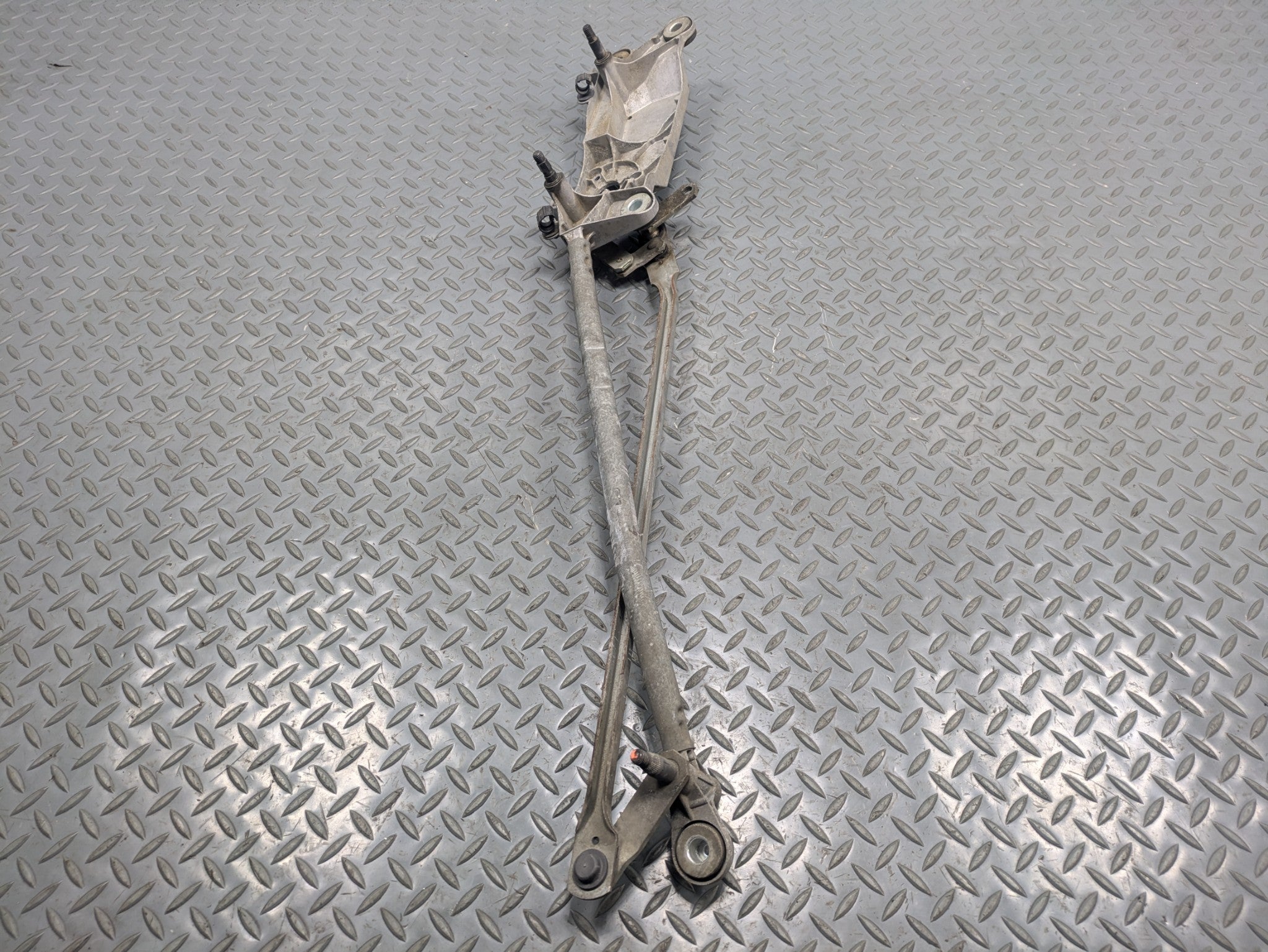 2008 - 2010 OEM PORSCHE CAYENNE FRONT WINDSHIELD WIPER TRANSMISSION LINKAGE