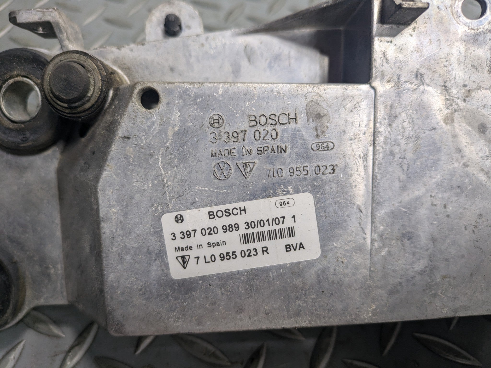 2008 - 2010 OEM PORSCHE CAYENNE FRONT WINDSHIELD WIPER TRANSMISSION LINKAGE