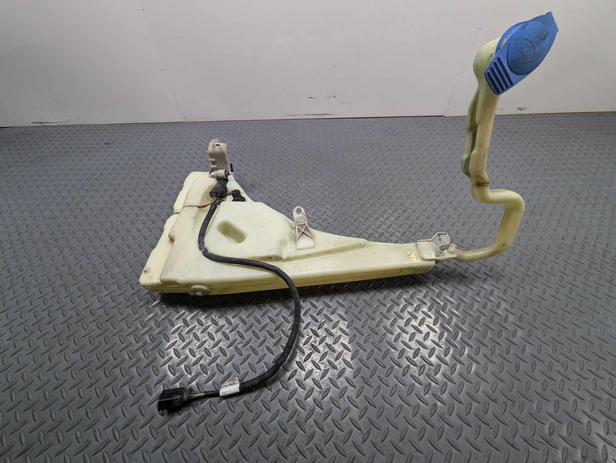 2008 - 2010 OEM PORSCHE CAYENNE TURBO WINDHSIELD WASHER RESERVOIR BOTTLE