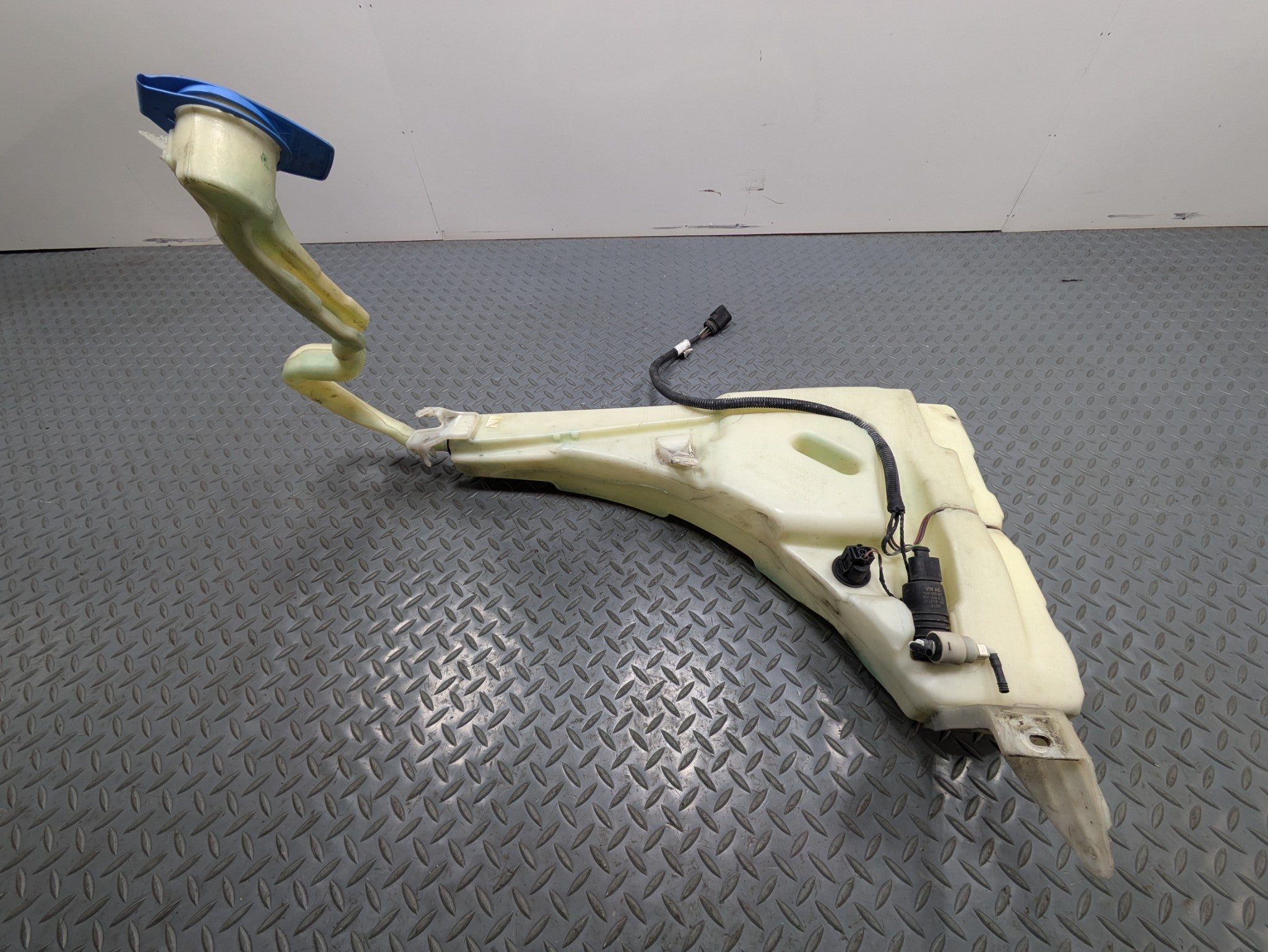 2008 - 2010 OEM PORSCHE CAYENNE TURBO WINDHSIELD WASHER RESERVOIR BOTTLE