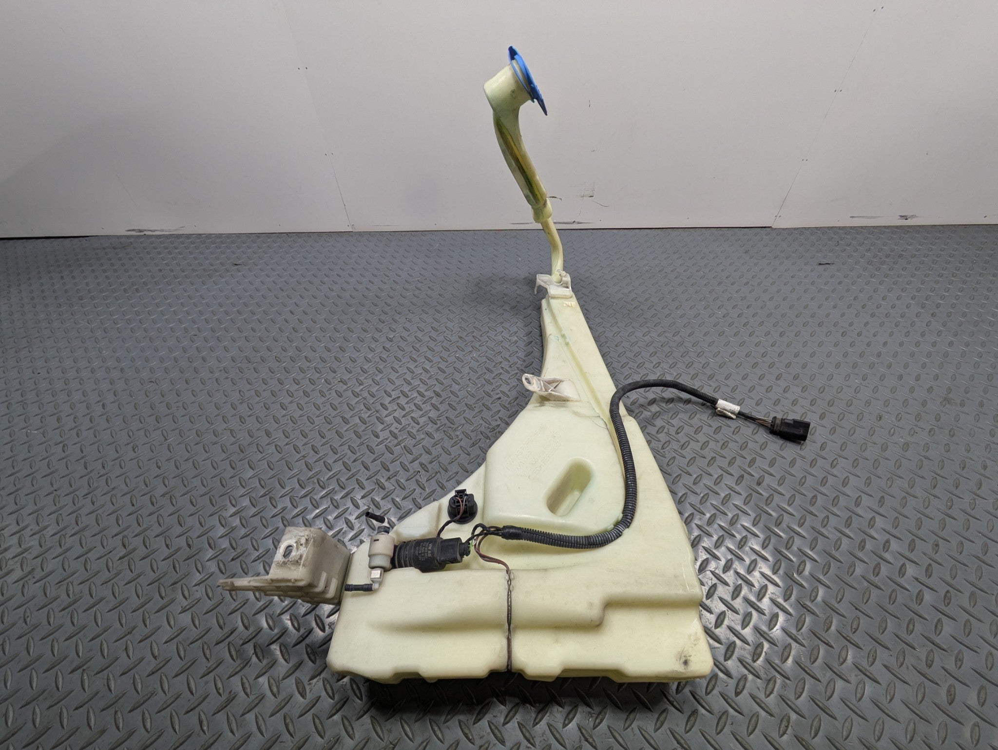 2008 - 2010 OEM PORSCHE CAYENNE TURBO WINDHSIELD WASHER RESERVOIR BOTTLE