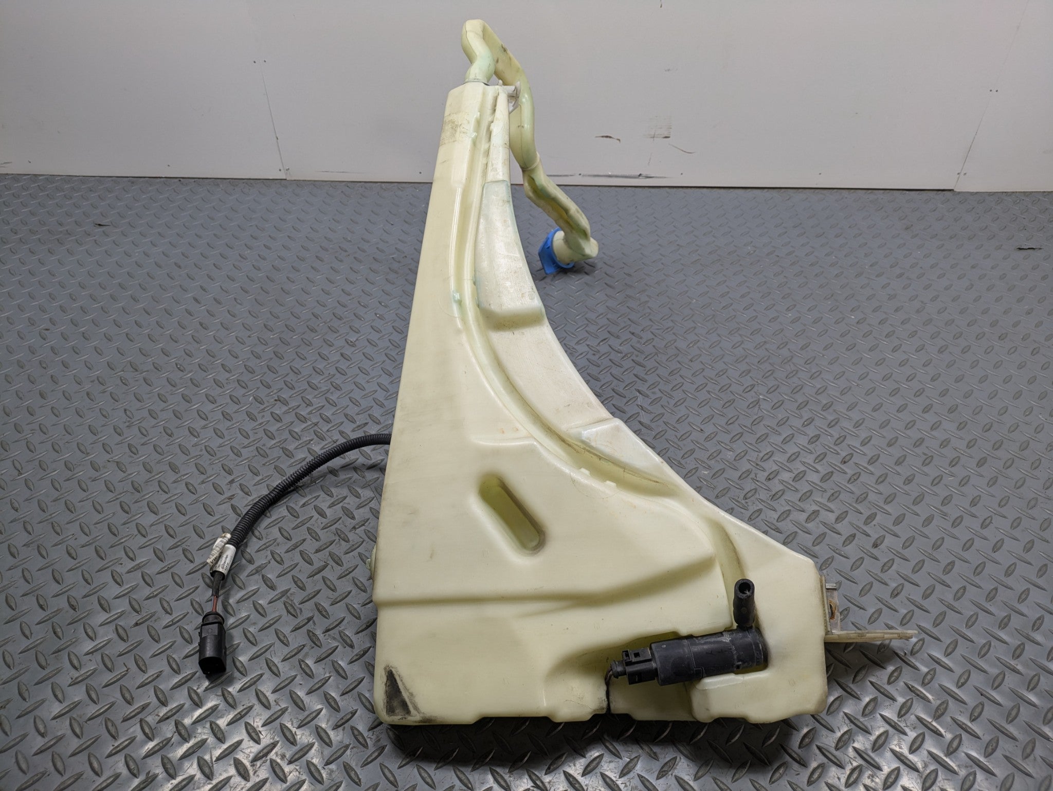 2008 - 2010 OEM PORSCHE CAYENNE TURBO WINDHSIELD WASHER RESERVOIR BOTTLE