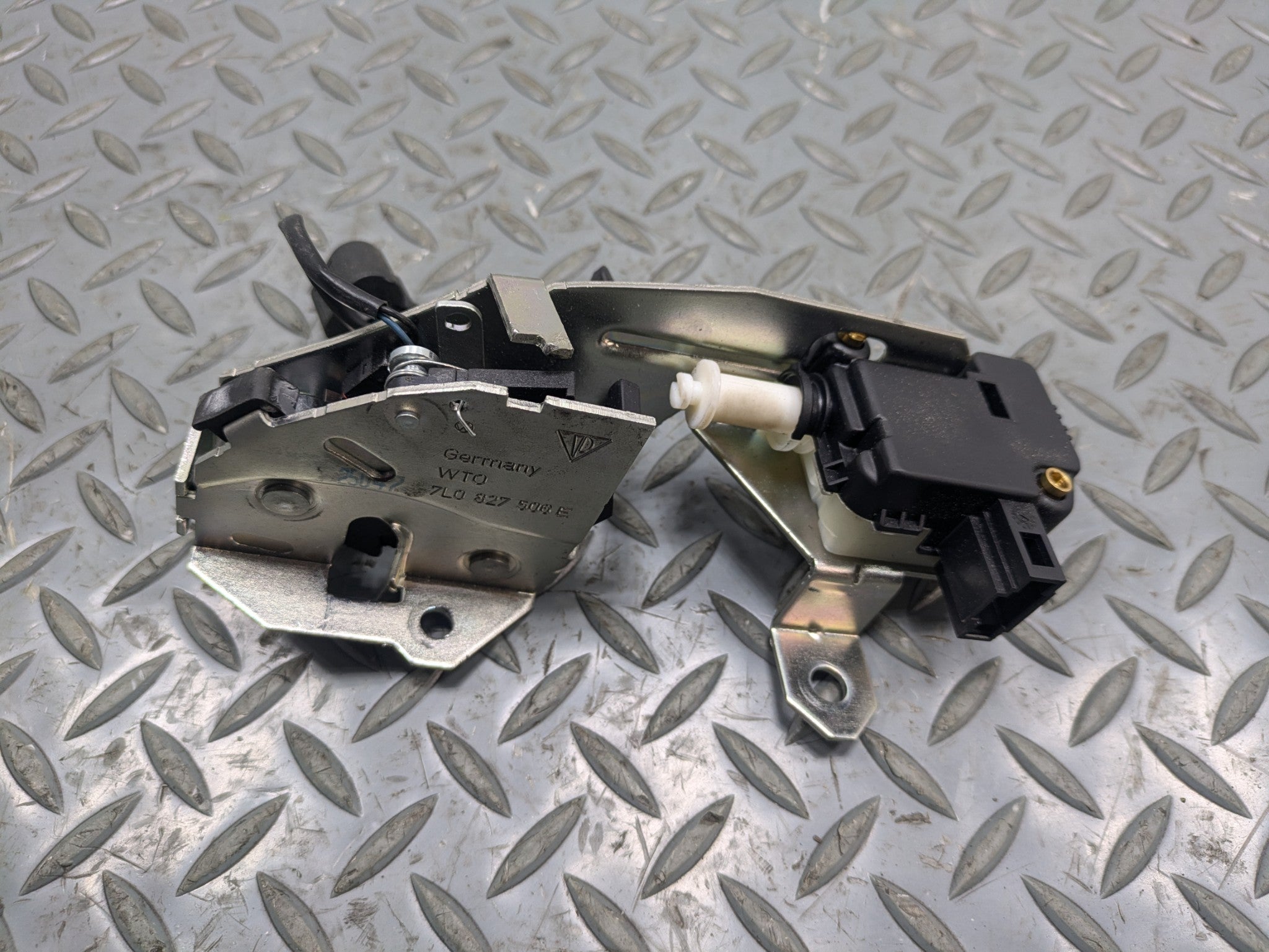 2008 - 2010 OEM PORSCHE CAYENNE REAR TRUNK WINDOW LID HATCH TAILGATE LOCK LATCH