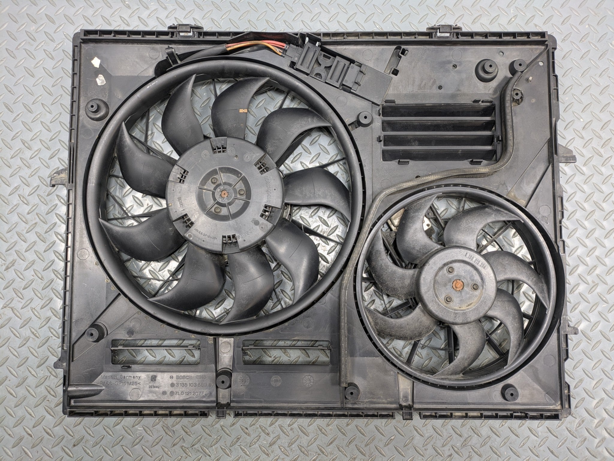 2008 - 2010 OEM PORSCHE CAYENNE ELECTRIC COOLING MOTOR FAN ASSEMBLY