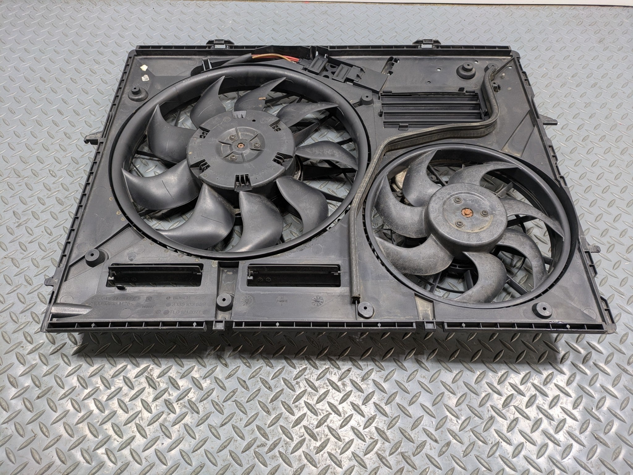 2008 - 2010 OEM PORSCHE CAYENNE ELECTRIC COOLING MOTOR FAN ASSEMBLY