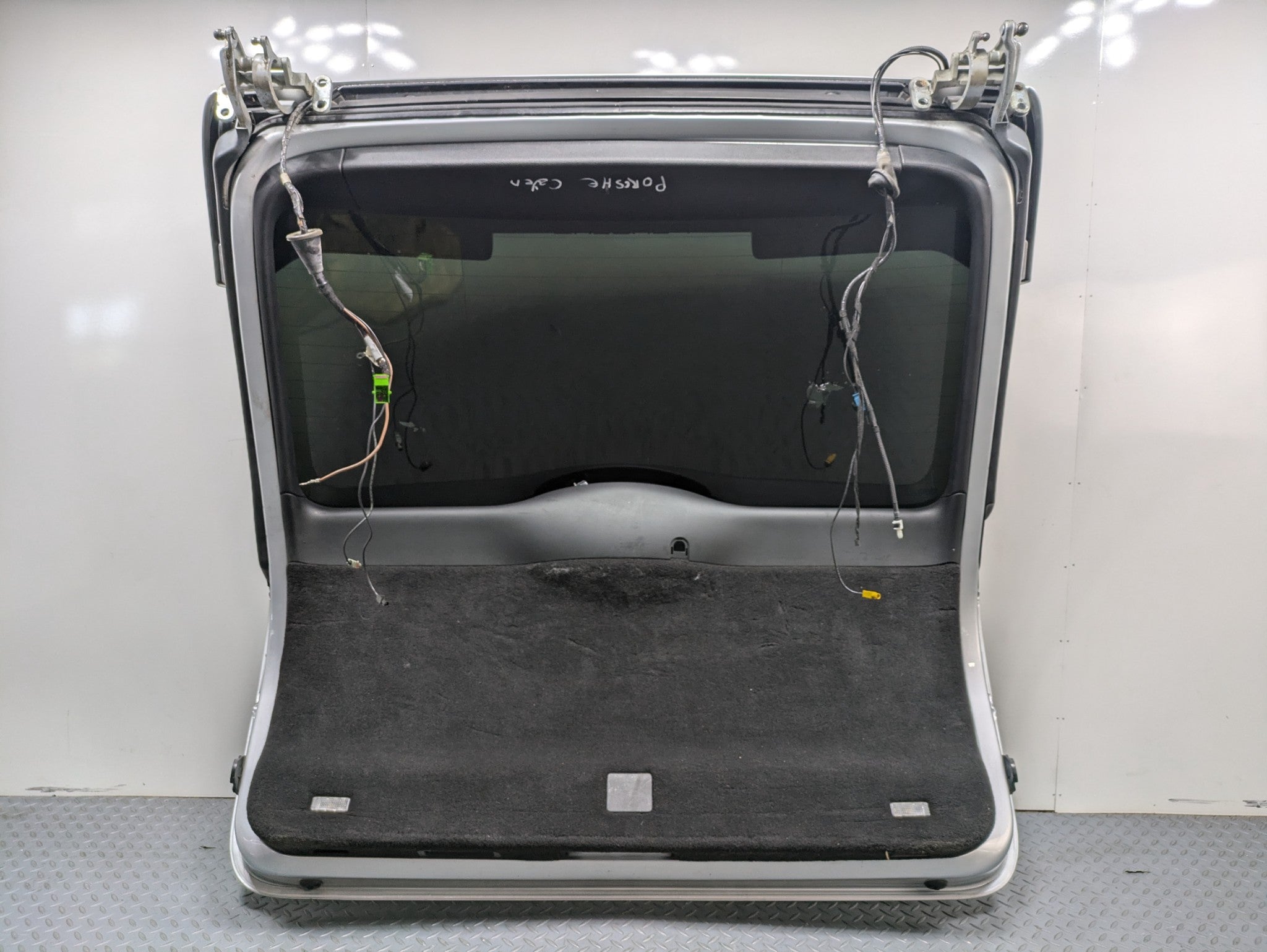 2008 - 2010 OEM PORSCHE CAYENNE REAR TRUNK TAILGATE LIFTGATE WITH GLASS