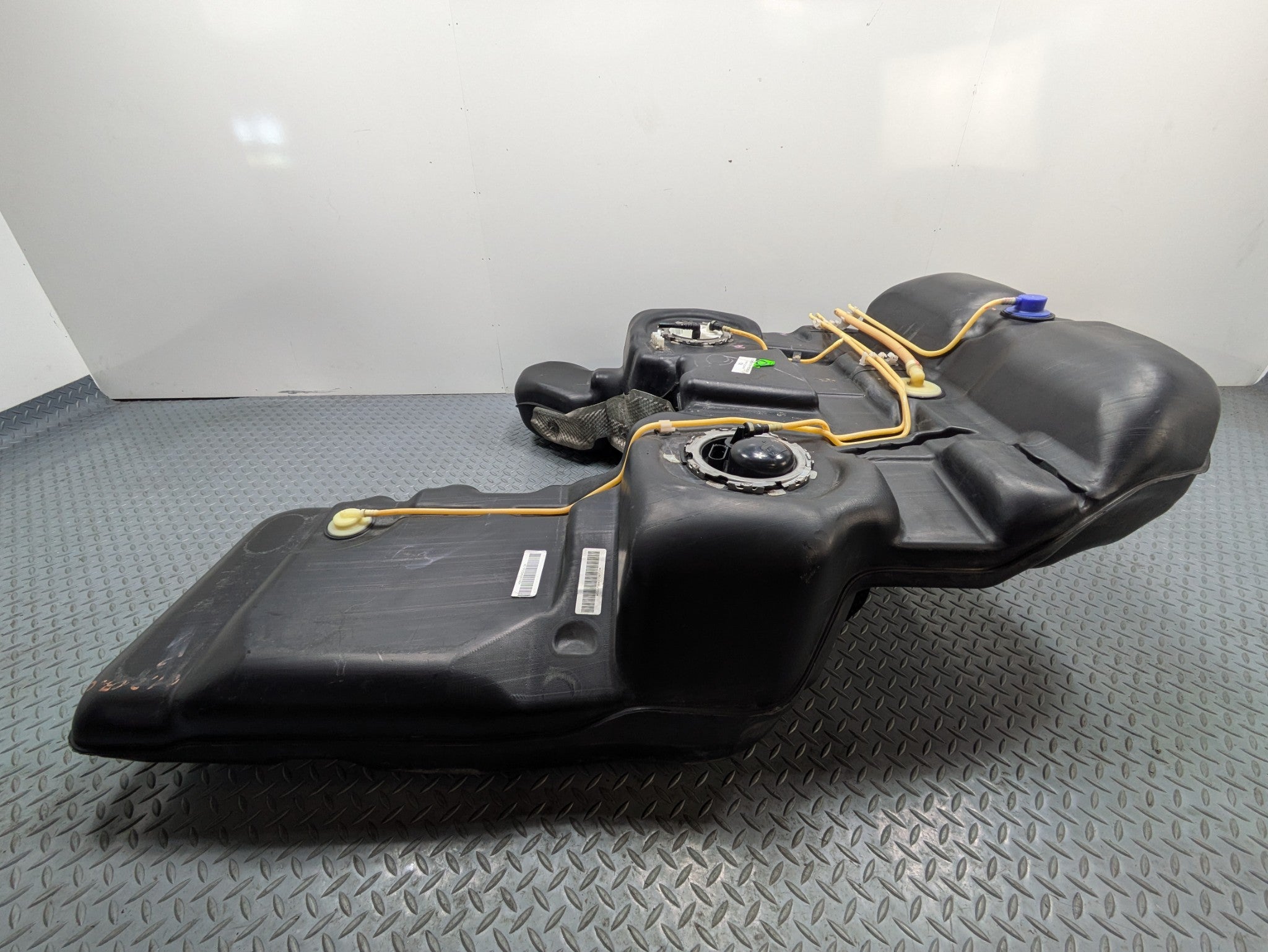 2008 - 2010 OEM PORSCHE CAYENNE FUEL GAS TANK RESERVOIR ASSEMBLY 957