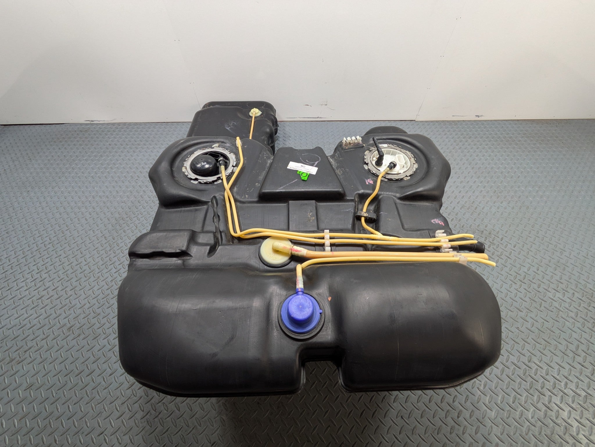 2008 - 2010 OEM PORSCHE CAYENNE FUEL GAS TANK RESERVOIR ASSEMBLY 957