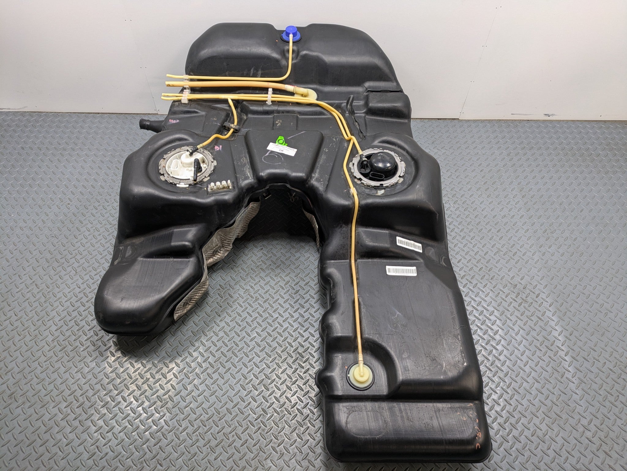 2008 - 2010 OEM PORSCHE CAYENNE FUEL GAS TANK RESERVOIR ASSEMBLY 957