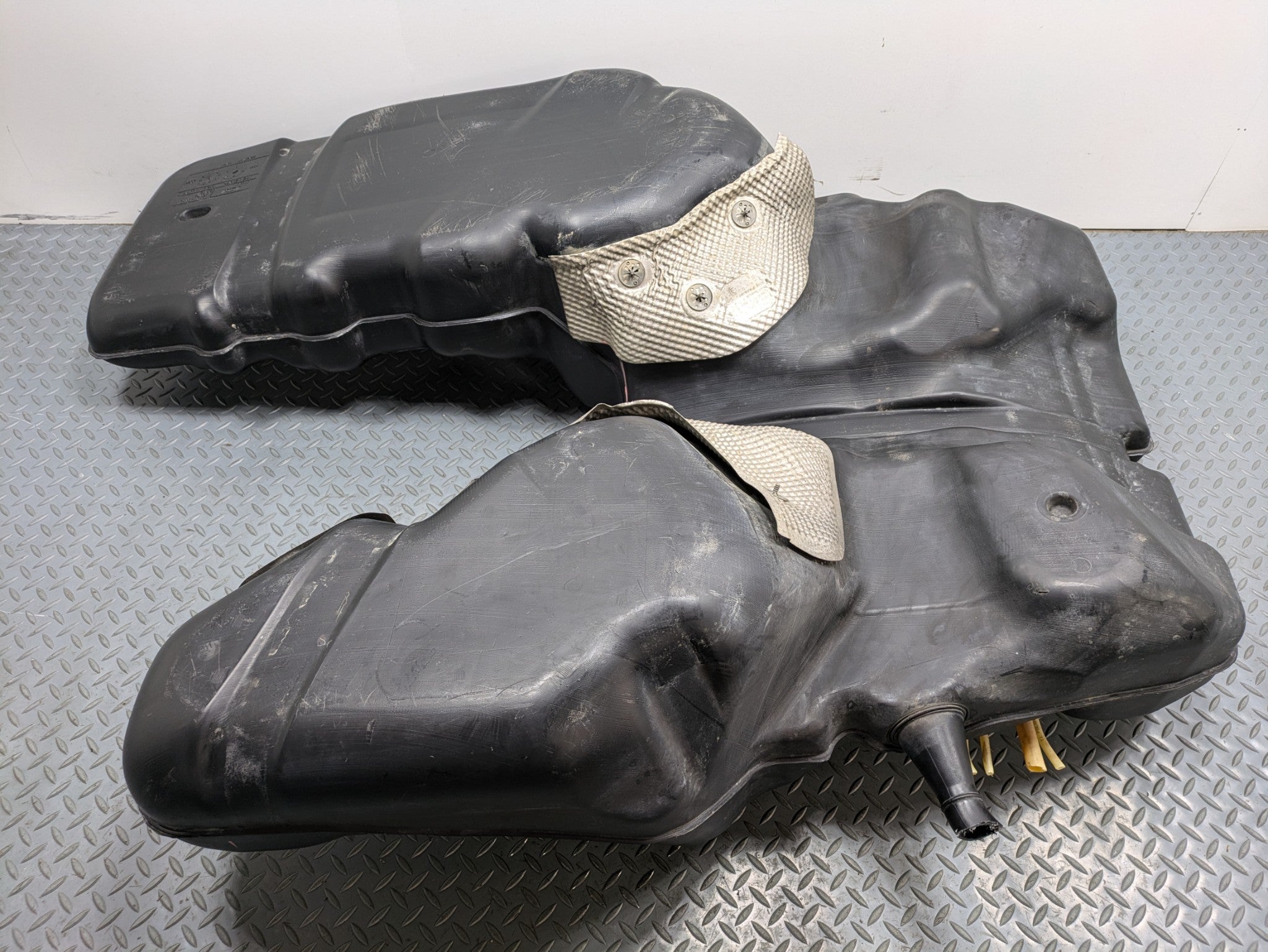 2008 - 2010 OEM PORSCHE CAYENNE FUEL GAS TANK RESERVOIR ASSEMBLY 957