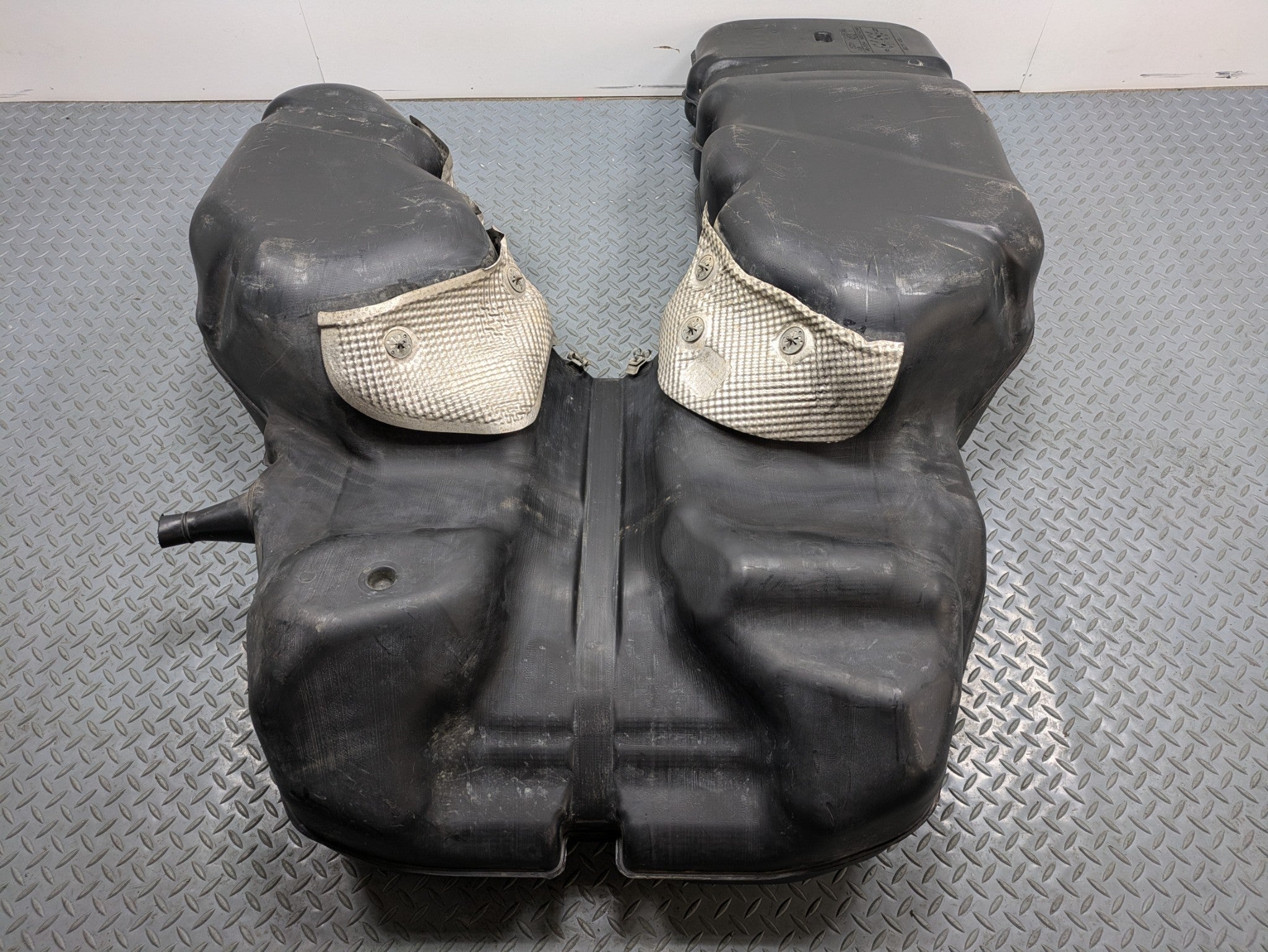 2008 - 2010 OEM PORSCHE CAYENNE FUEL GAS TANK RESERVOIR ASSEMBLY 957