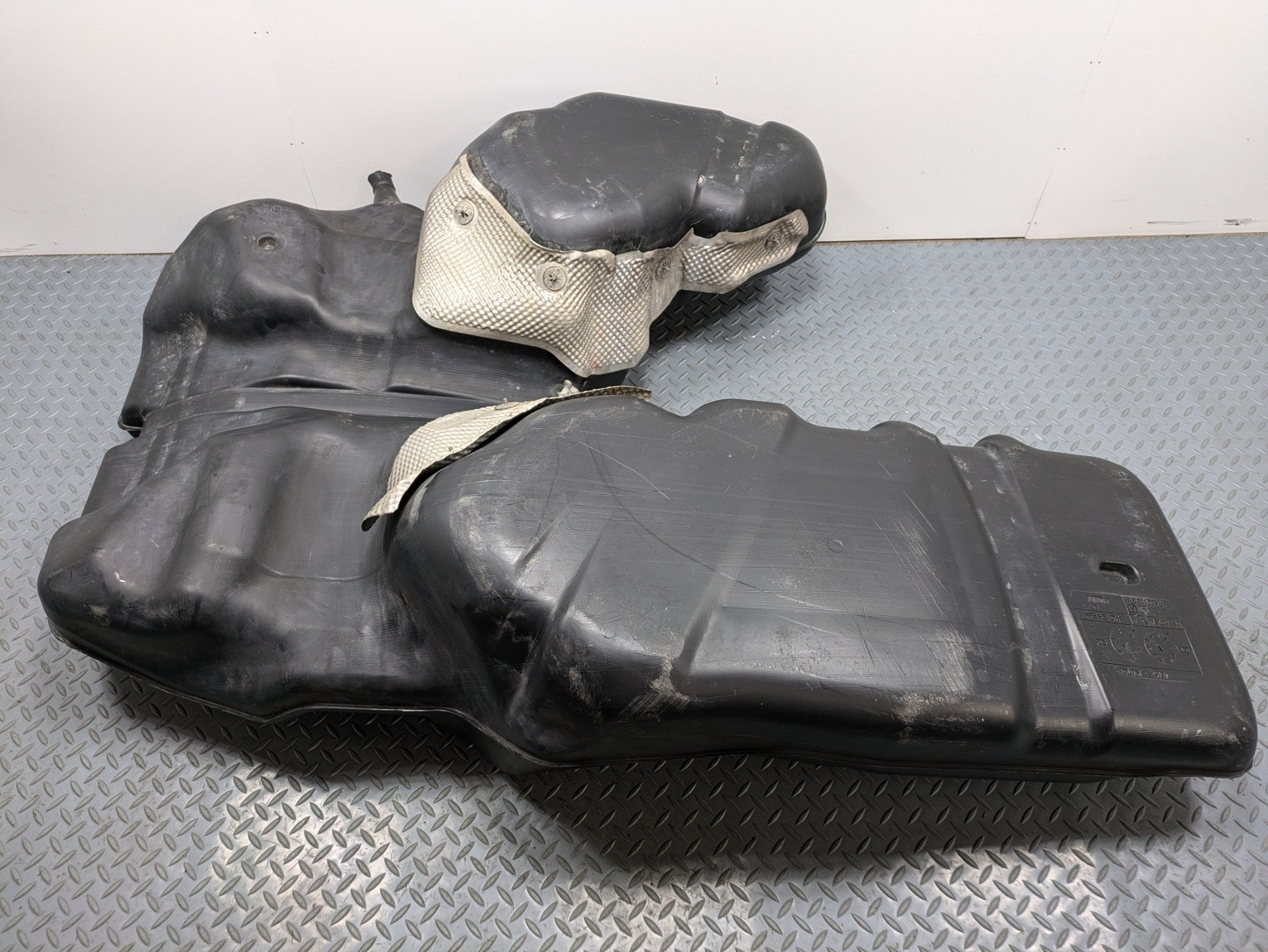 2008 - 2010 OEM PORSCHE CAYENNE FUEL GAS TANK RESERVOIR ASSEMBLY 957
