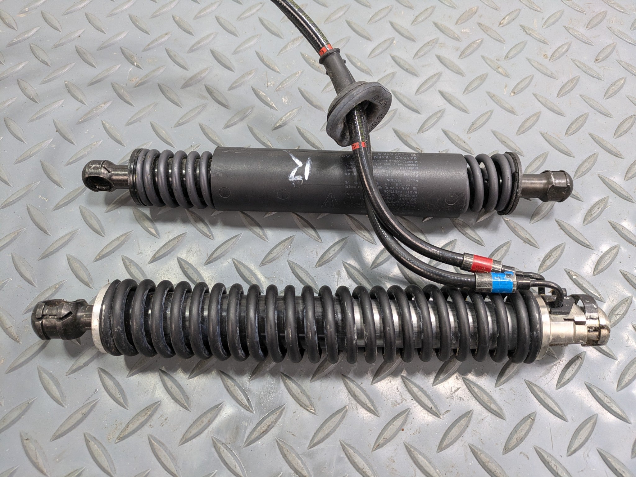 2008 - 2010 OEM PORSCHE CAYENNE LEFT AND RIGHT HATCH SUPPORT SHOCK STRUTS SET