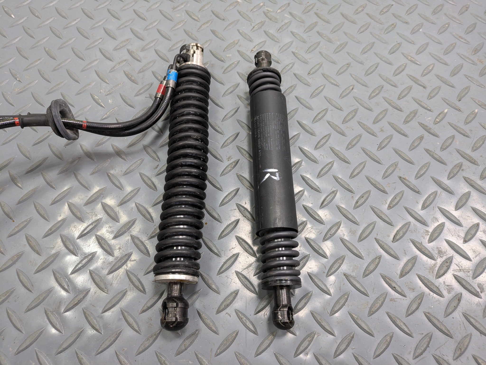 2008 - 2010 OEM PORSCHE CAYENNE LEFT AND RIGHT HATCH SUPPORT SHOCK STRUTS SET